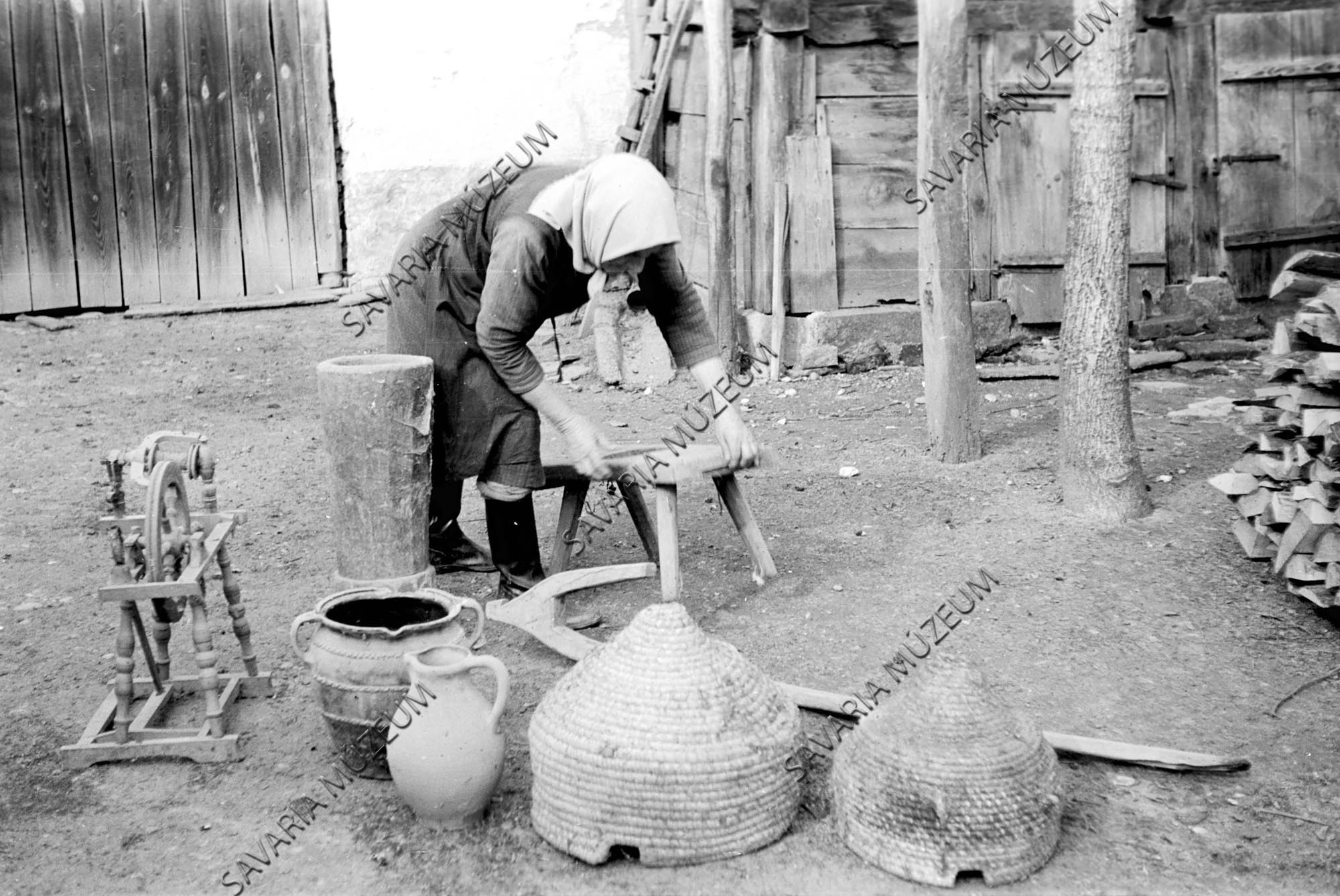 Rokka, mozsár, fazék, állóka, tézsola és méhkasok (Savaria Megyei Hatókörű Városi Múzeum, Szombathely CC BY-NC-SA)