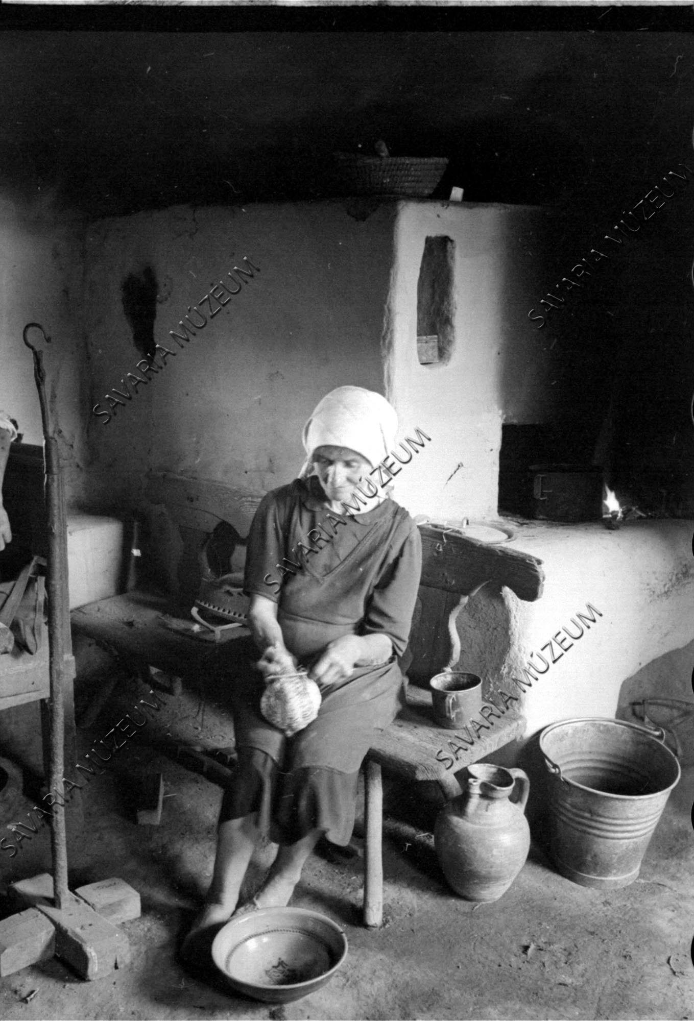 Füstöskonyhában csibe tisztítás (Savaria Megyei Hatókörű Városi Múzeum, Szombathely CC BY-NC-SA)