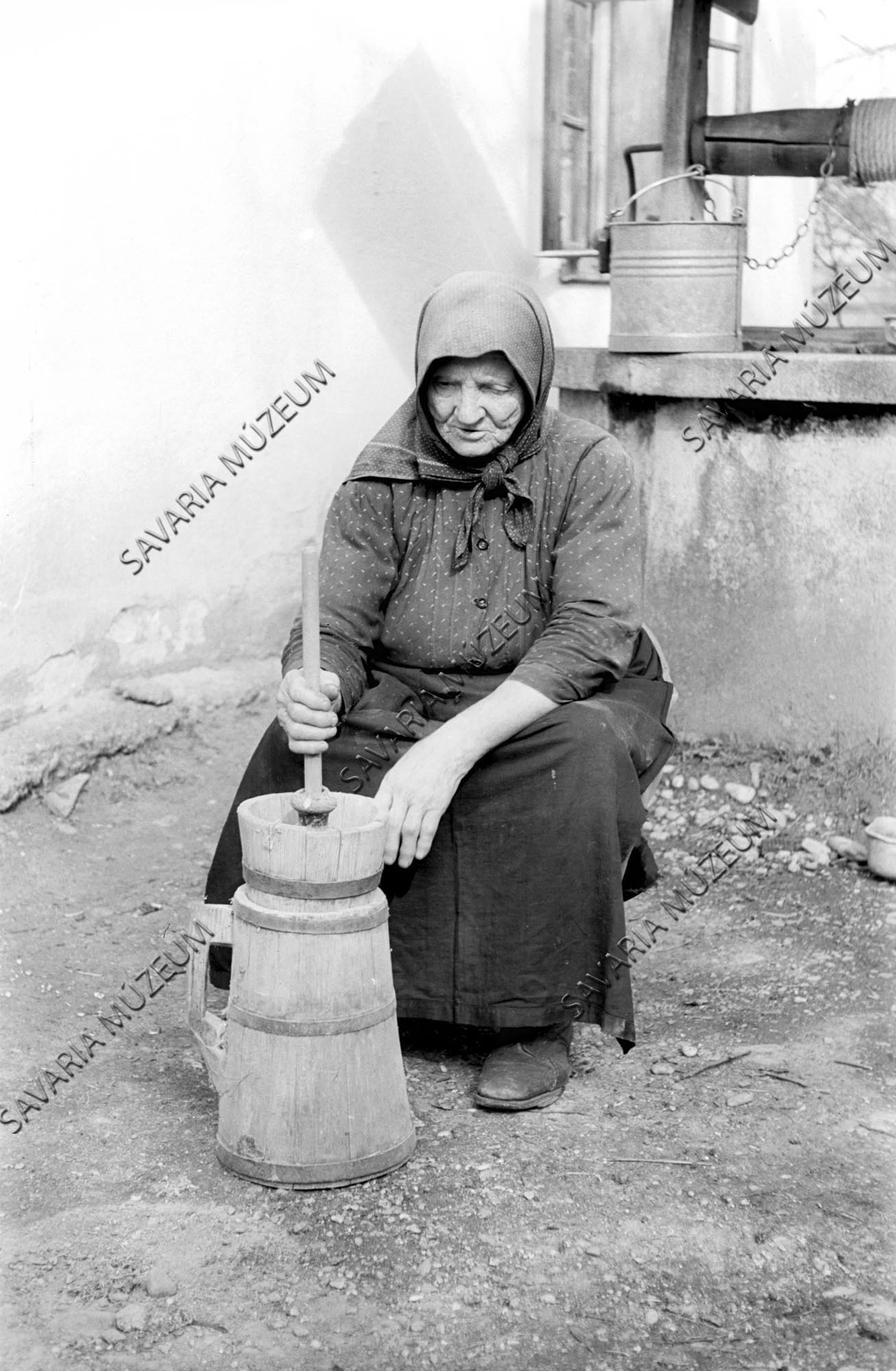 Asszony vajköpülővel (Savaria Megyei Hatókörű Városi Múzeum, Szombathely CC BY-NC-SA)