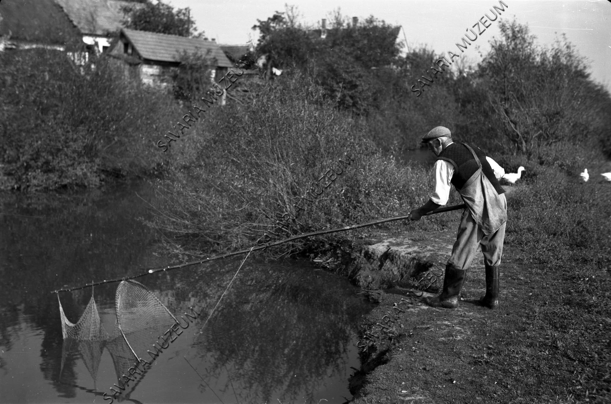 Halászás kuruglahálóval (Savaria Megyei Hatókörű Városi Múzeum, Szombathely CC BY-NC-SA)