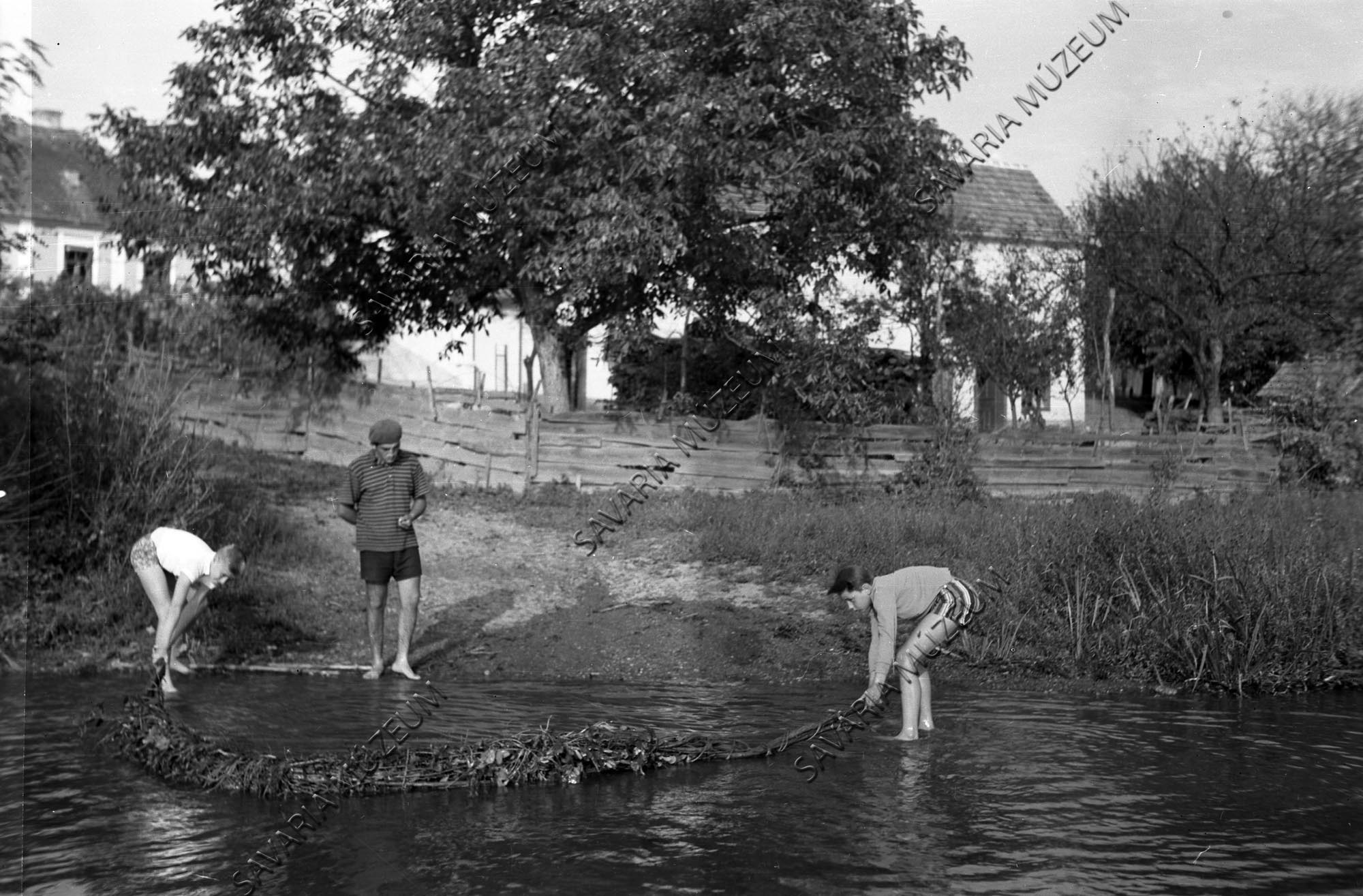 Halászat vesszőnyalábbal (Savaria Megyei Hatókörű Városi Múzeum, Szombathely CC BY-NC-SA)