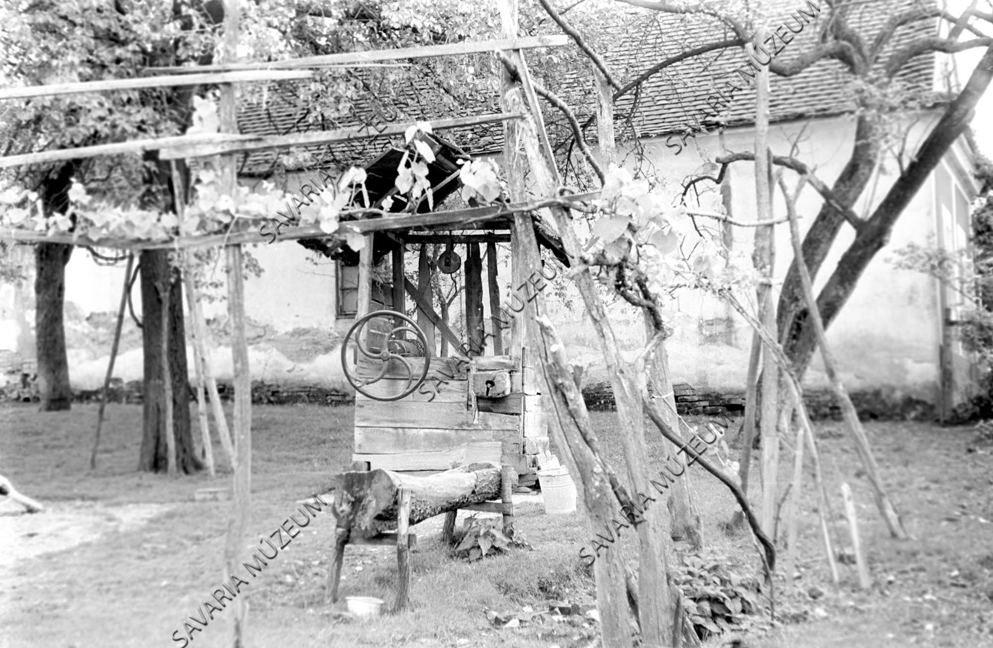 Kút és vályú (Savaria Megyei Hatókörű Városi Múzeum, Szombathely CC BY-NC-SA)