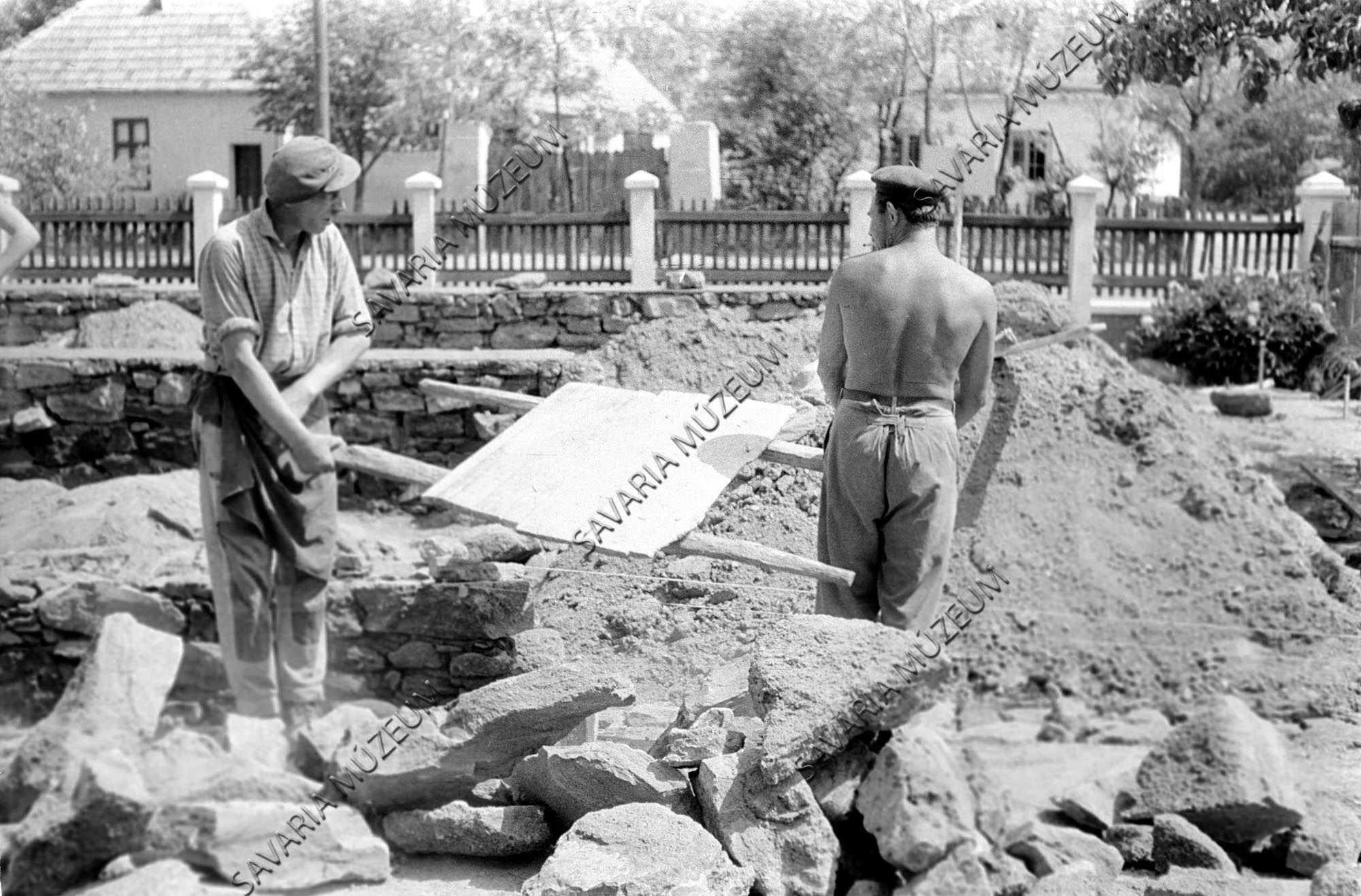 Építőkő vitele "hordsaroglán" (Savaria Megyei Hatókörű Városi Múzeum, Szombathely CC BY-NC-SA)