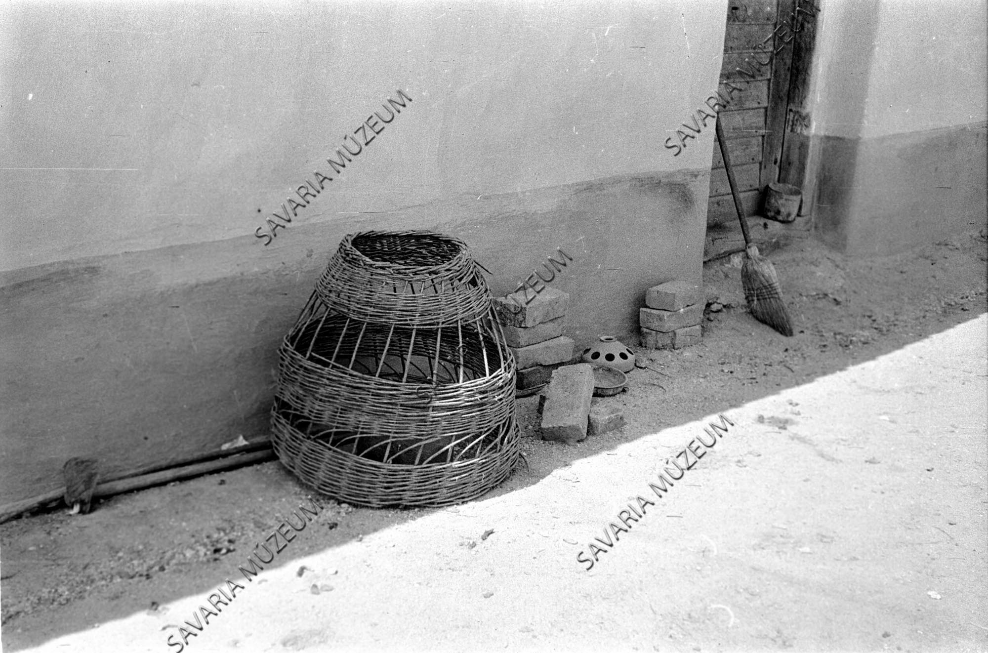 Tyúkborító, csibeitató és kapa (Savaria Megyei Hatókörű Városi Múzeum, Szombathely CC BY-NC-SA)