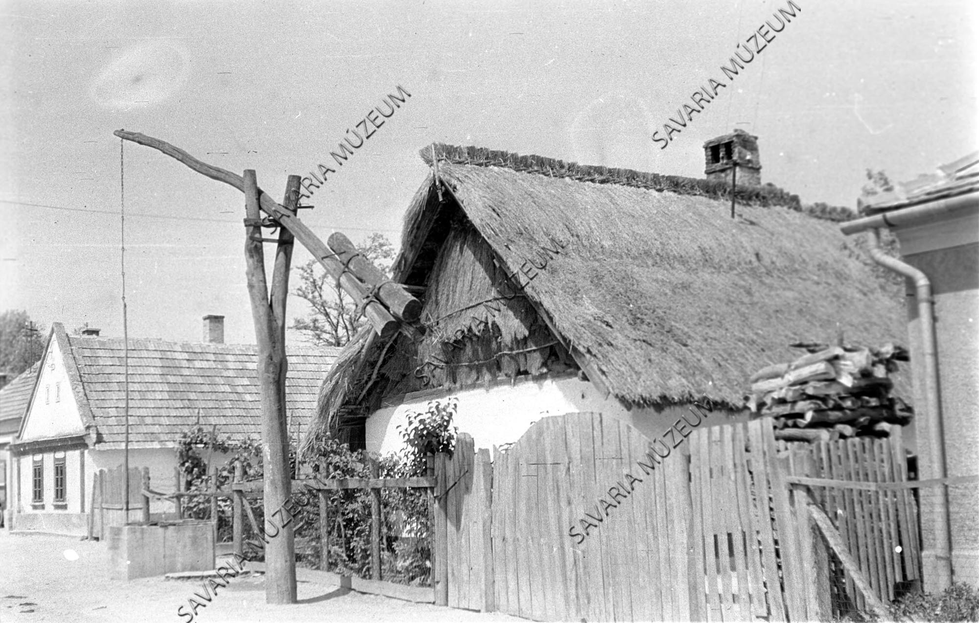 Ház gémeskúttal (Savaria Megyei Hatókörű Városi Múzeum, Szombathely CC BY-NC-SA)