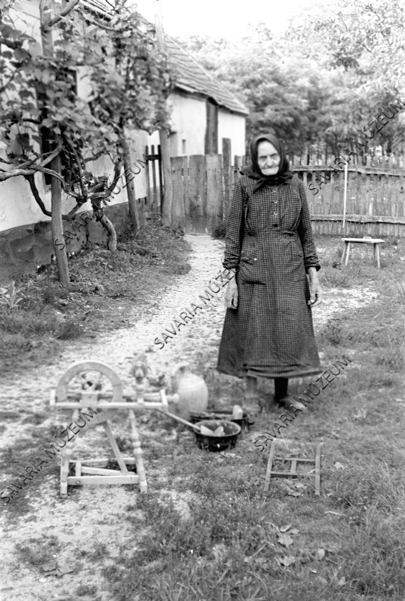 Idős asszony, rokka, korsó, kovászfa, kuglóf és kalácssütő (Savaria Megyei Hatókörű Városi Múzeum, Szombathely CC BY-NC-SA)