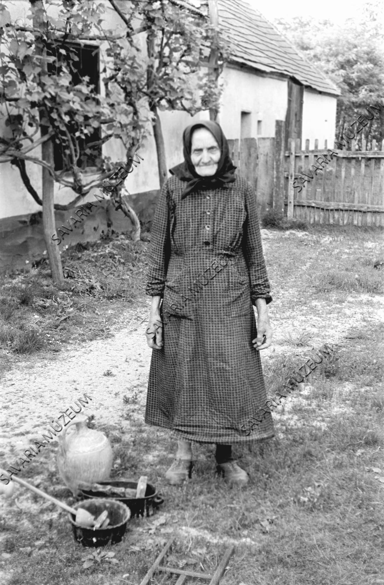 Idős asszony, korsó, gyertyatartó, kuglóf és kalácssütő (Savaria Megyei Hatókörű Városi Múzeum, Szombathely CC BY-NC-SA)