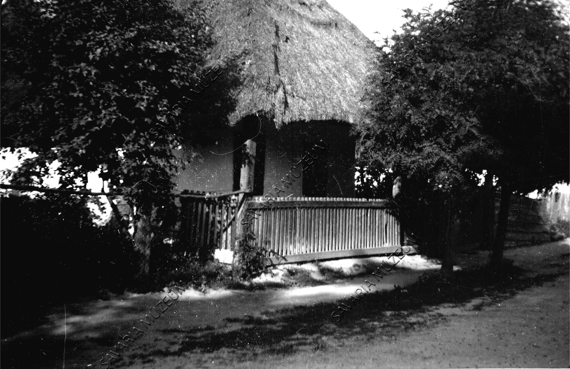Kontyos ház utcai tornáccal (Savaria Megyei Hatókörű Városi Múzeum, Szombathely CC BY-NC-SA)