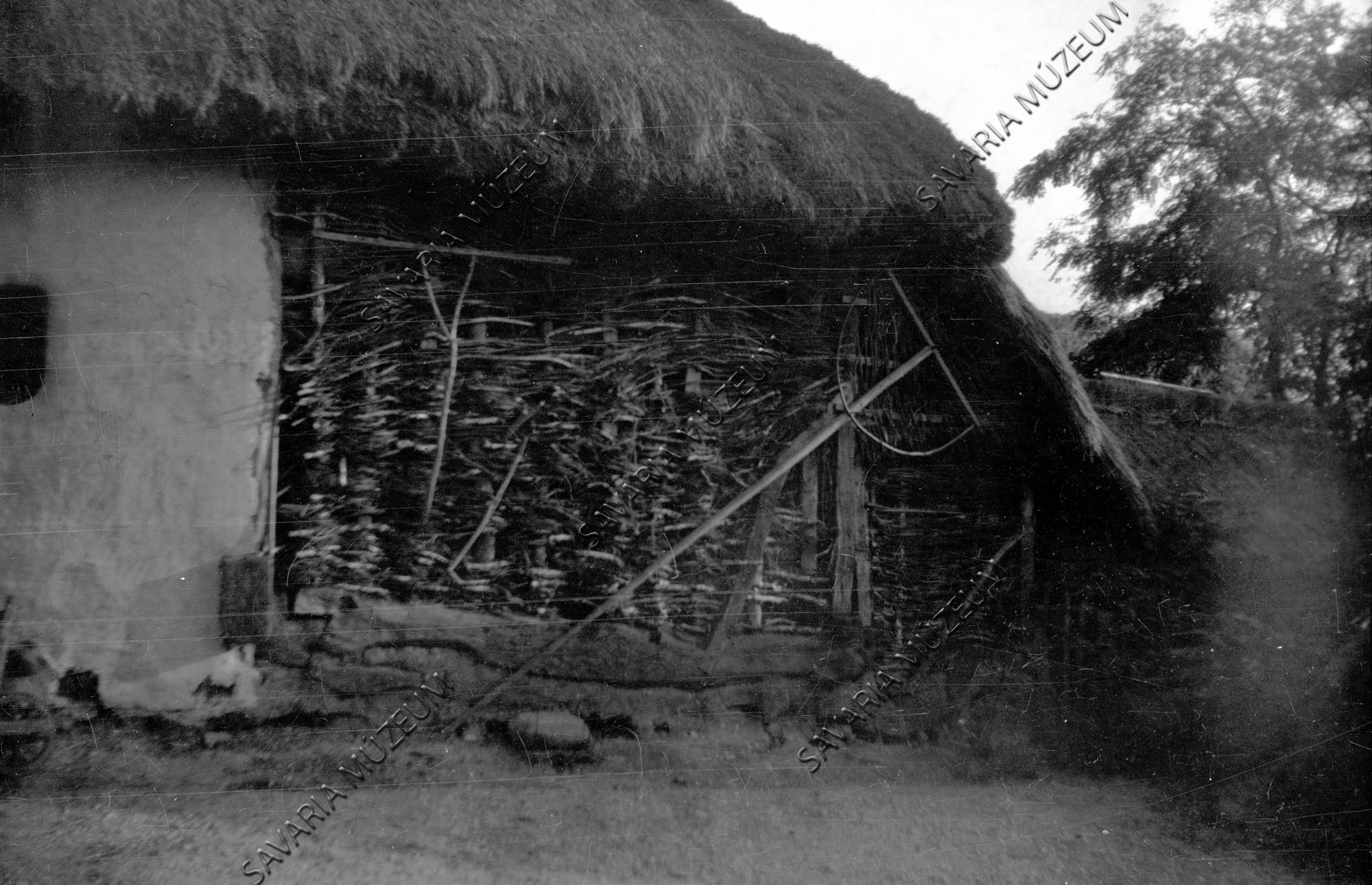 Sövényfal, szerszámokkal (Savaria Megyei Hatókörű Városi Múzeum, Szombathely CC BY-NC-SA)