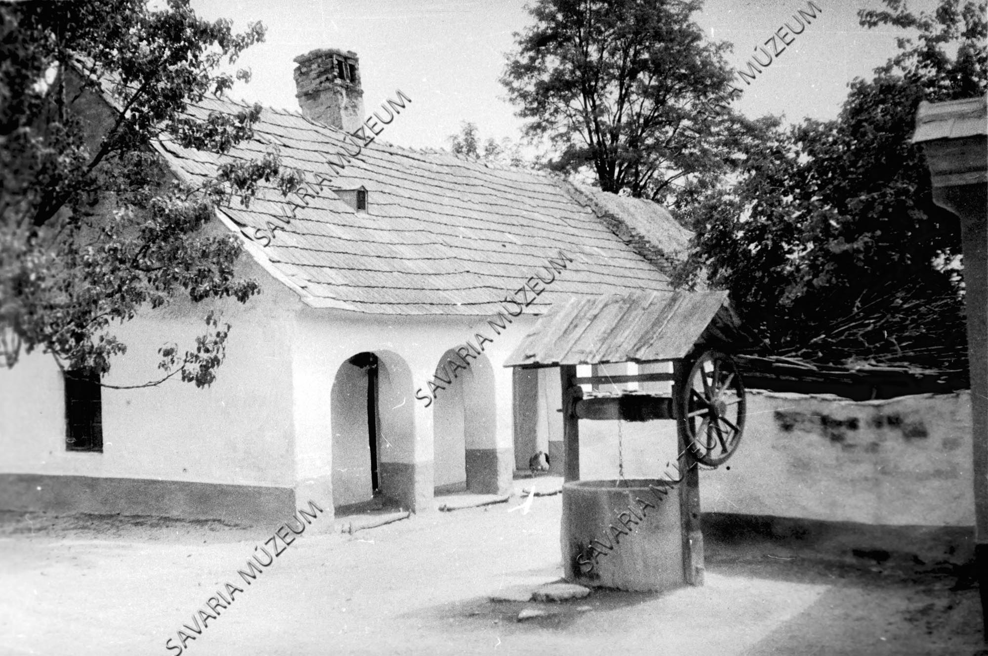 Kút és tornácos ház (Savaria Megyei Hatókörű Városi Múzeum, Szombathely CC BY-NC-SA)