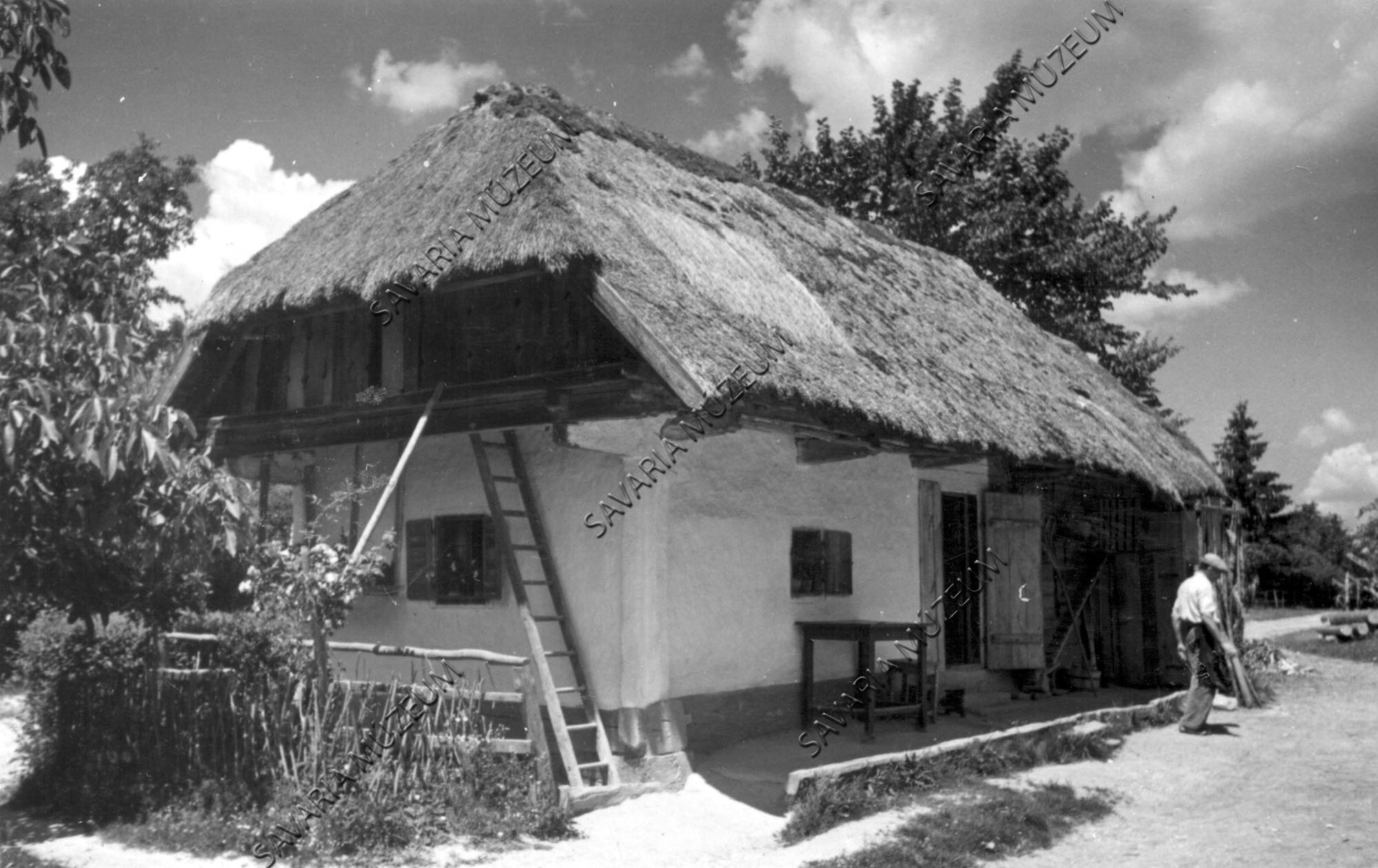 Zsuppos ház eleje és oldala (Savaria Megyei Hatókörű Városi Múzeum, Szombathely CC BY-NC-SA)