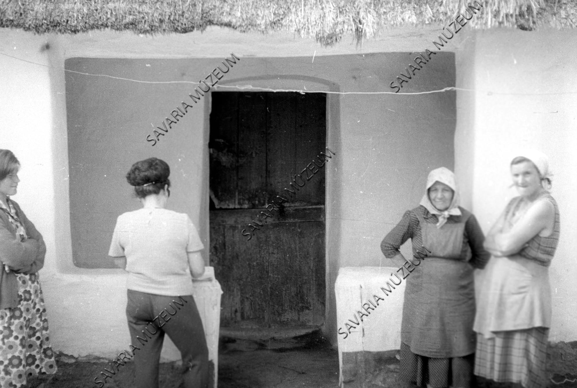 Tornác és kétrészes konyhaajtó (Savaria Megyei Hatókörű Városi Múzeum, Szombathely CC BY-NC-SA)