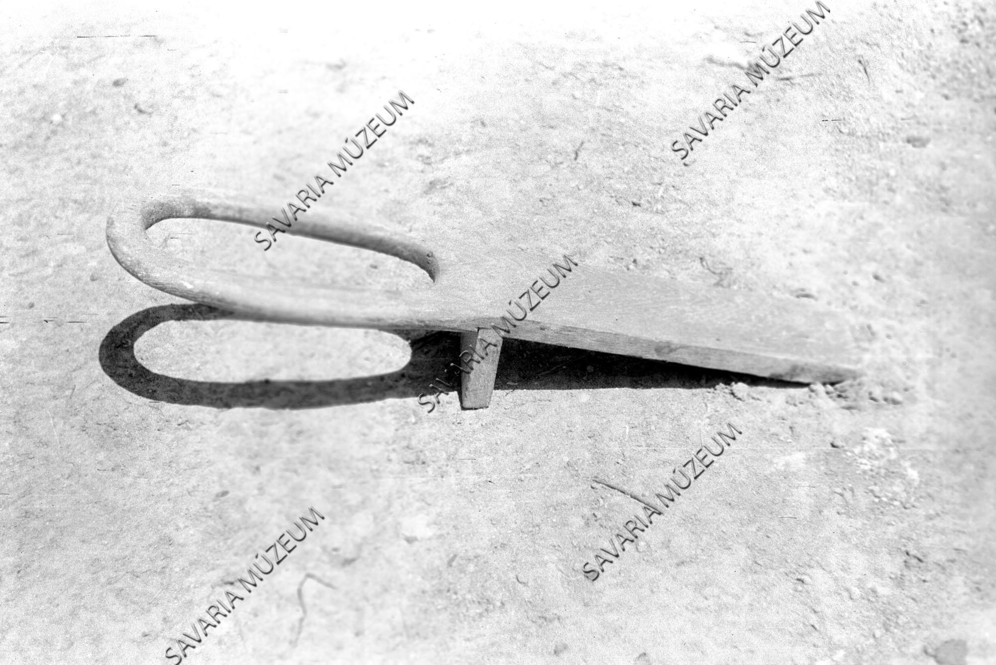 Csizmahúzó; "csizmavető" (Savaria Megyei Hatókörű Városi Múzeum, Szombathely CC BY-NC-SA)