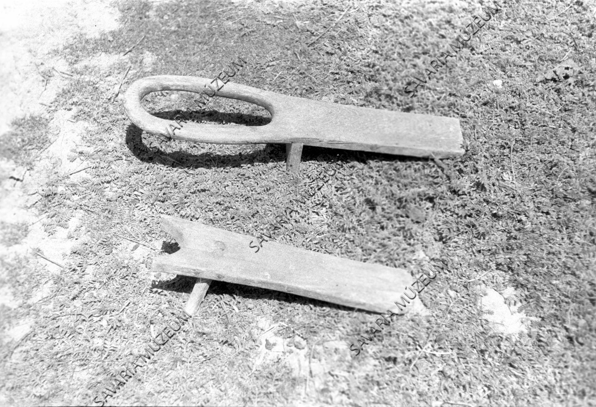 Csizmahúzók; "csizmavetők" (Savaria Megyei Hatókörű Városi Múzeum, Szombathely CC BY-NC-SA)