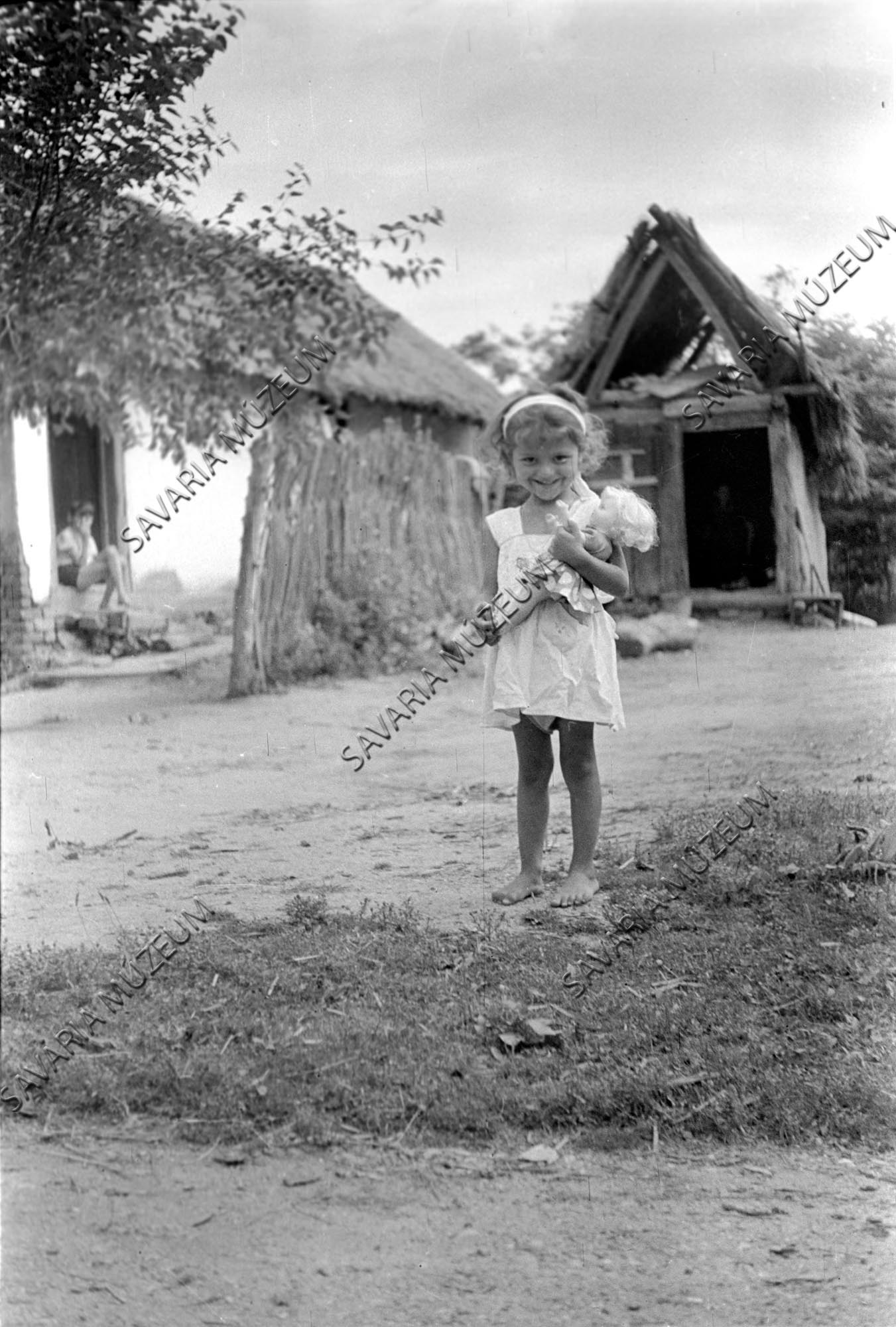 Cigánygyerek putri előtt (Savaria Megyei Hatókörű Városi Múzeum, Szombathely CC BY-NC-SA)
