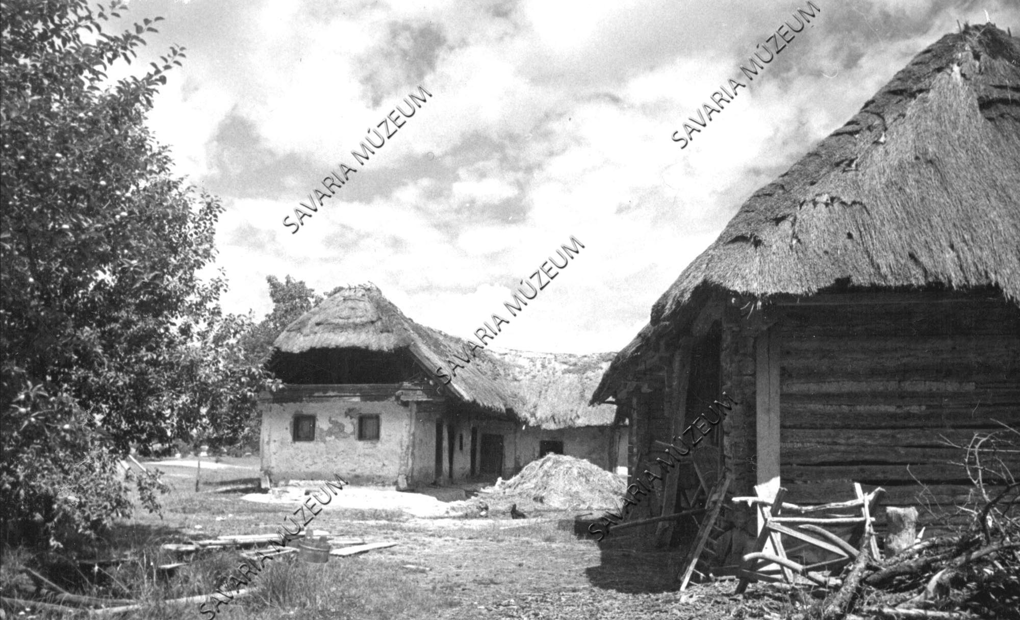 Régi ház, előtérben pajta (Savaria Megyei Hatókörű Városi Múzeum, Szombathely CC BY-NC-SA)