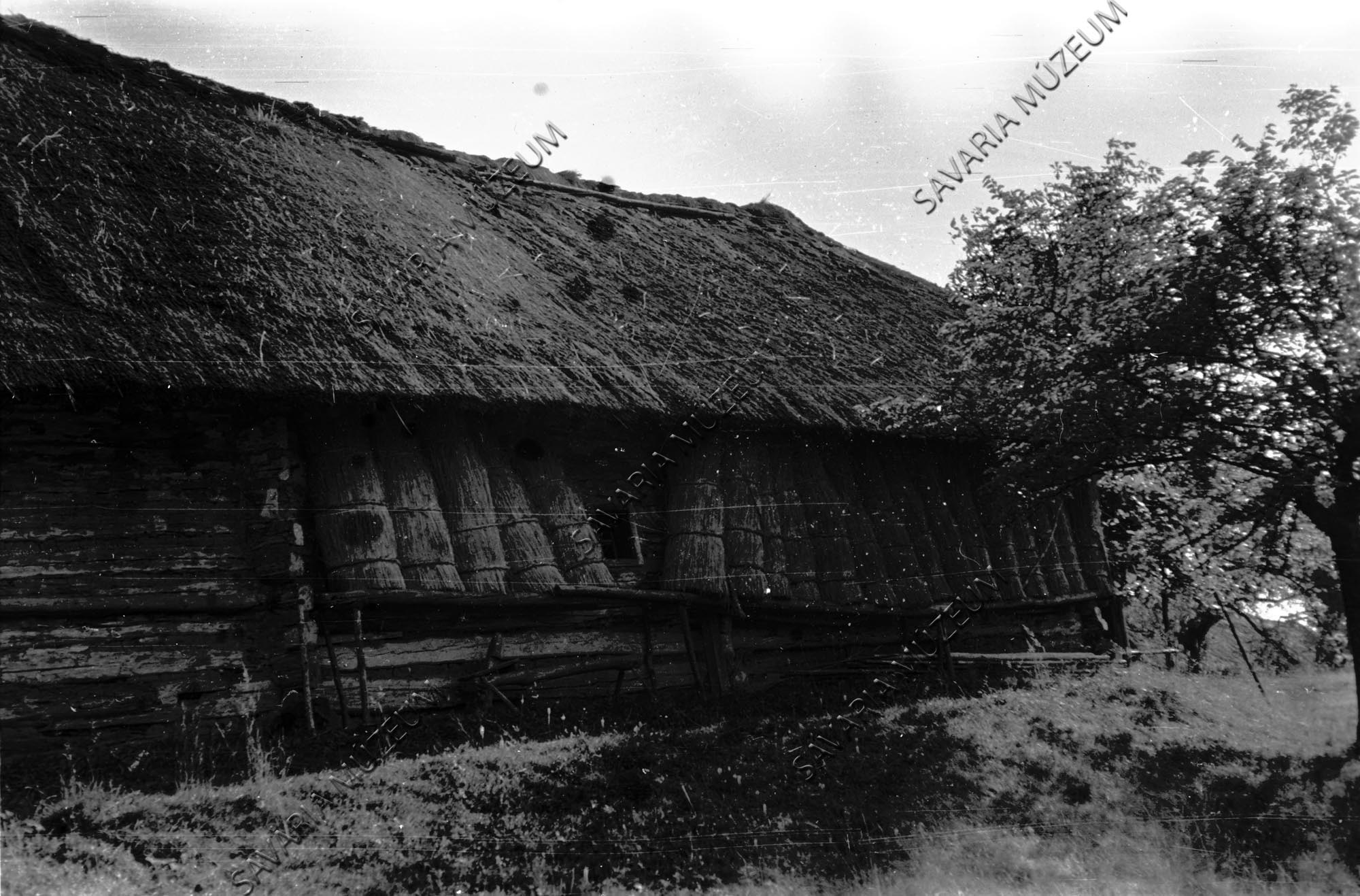 Zsúpkötegek a ház falánál (Savaria Megyei Hatókörű Városi Múzeum, Szombathely CC BY-NC-SA)