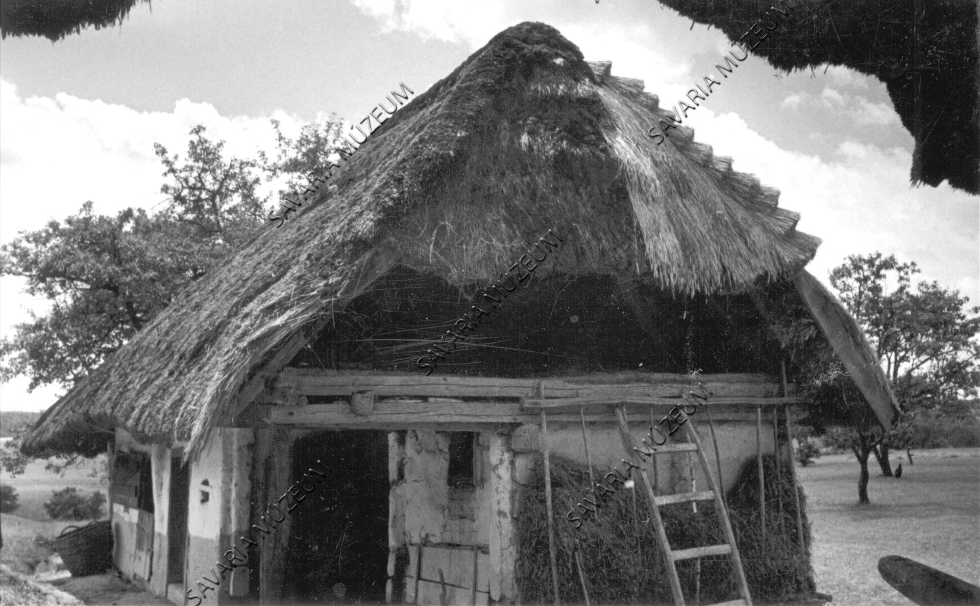 Zsupptetős istállóépület (Savaria Megyei Hatókörű Városi Múzeum, Szombathely CC BY-NC-SA)