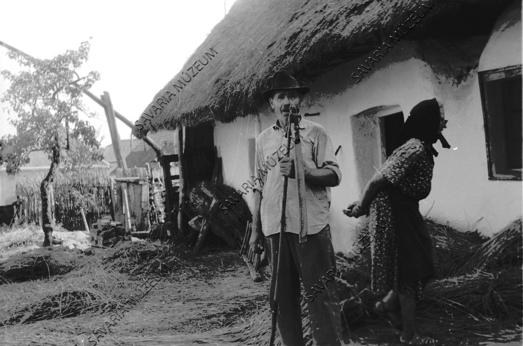 Férfi cséppel, kút és házrészlet (Savaria Megyei Hatókörű Városi Múzeum, Szombathely CC BY-NC-SA)