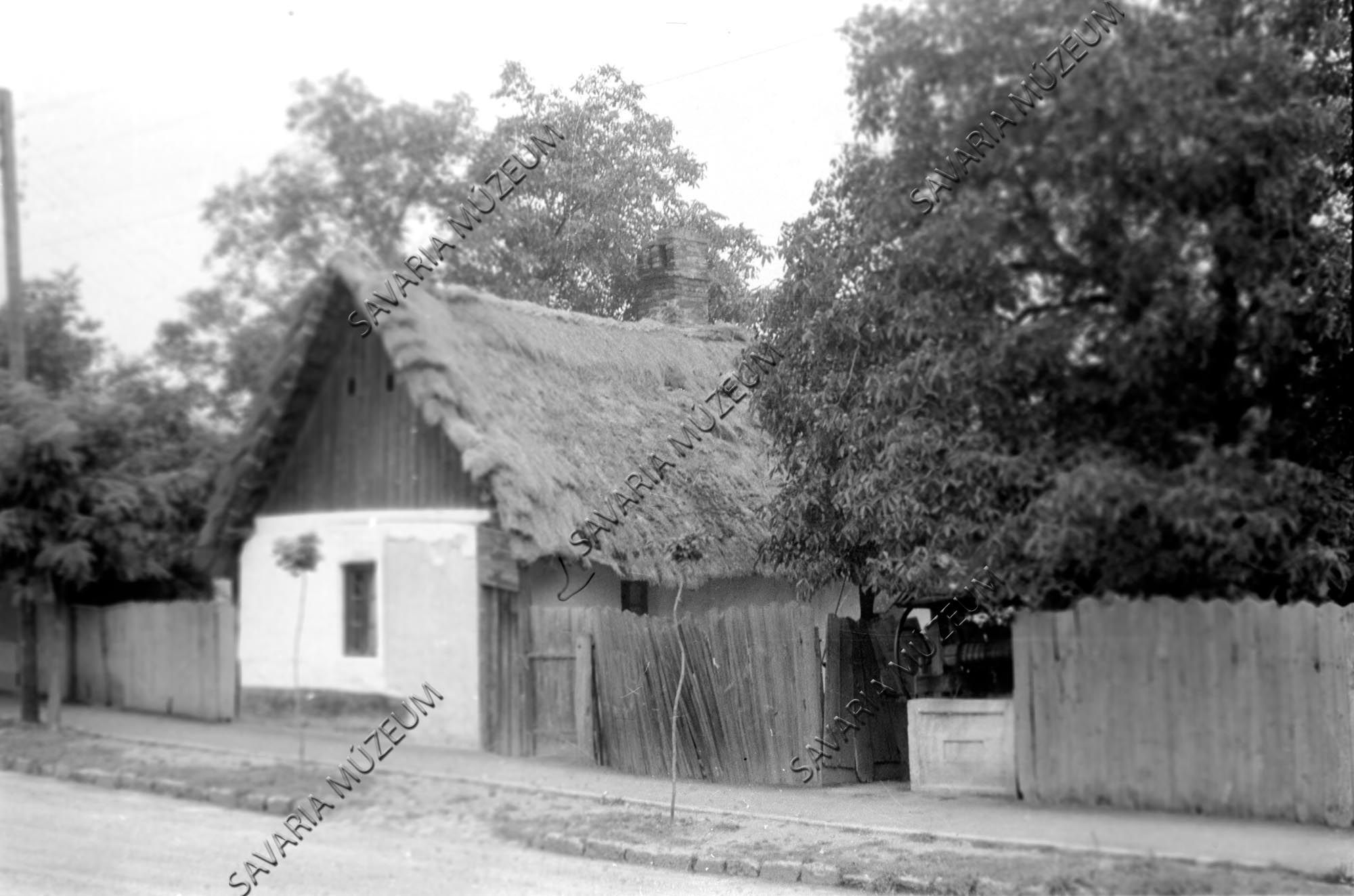 Ház és kút (Savaria Megyei Hatókörű Városi Múzeum, Szombathely CC BY-NC-SA)