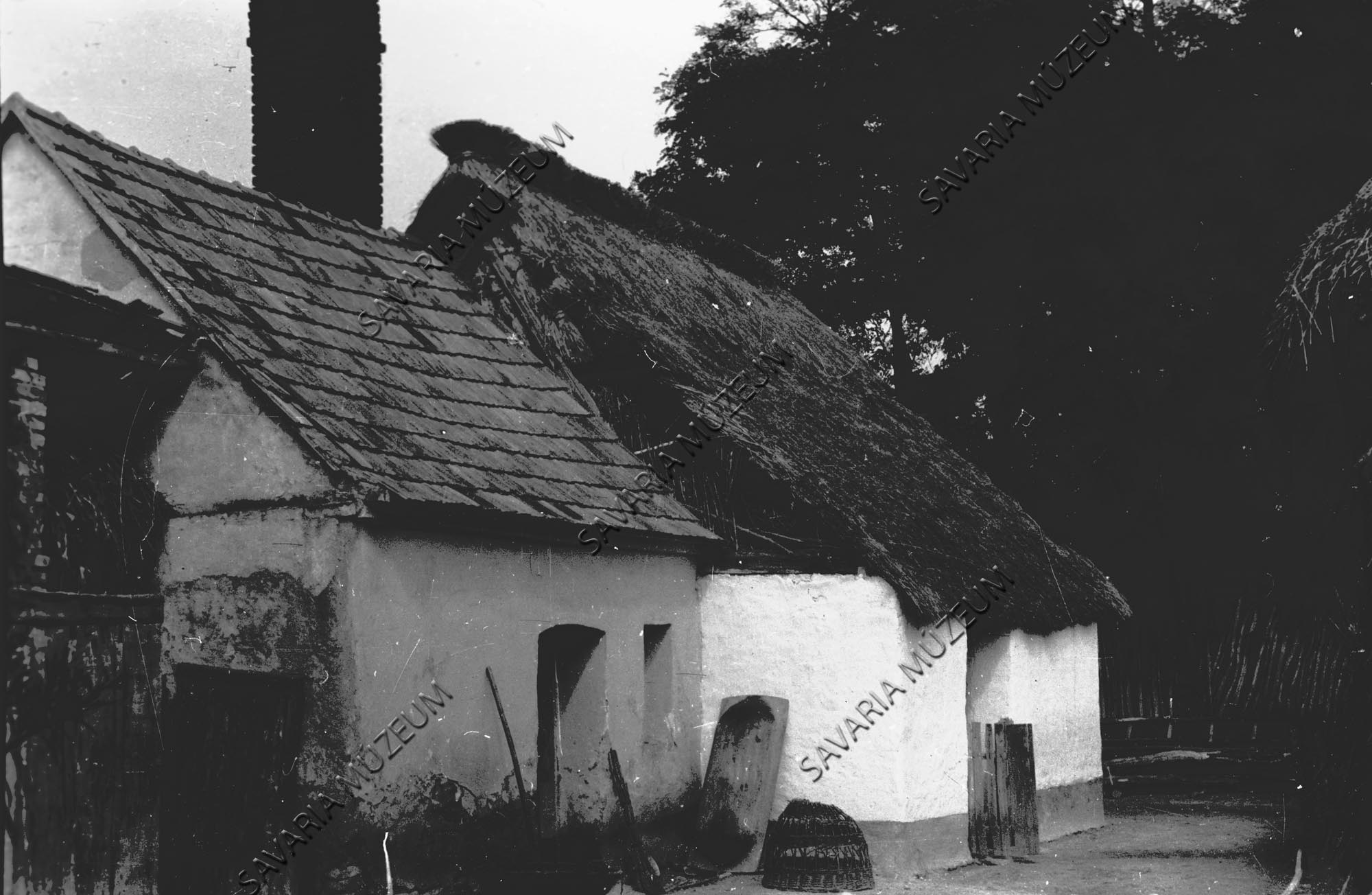 Ház udvar felől, kosár, seprű, teknő, tyúkborító (Savaria Megyei Hatókörű Városi Múzeum, Szombathely CC BY-NC-SA)