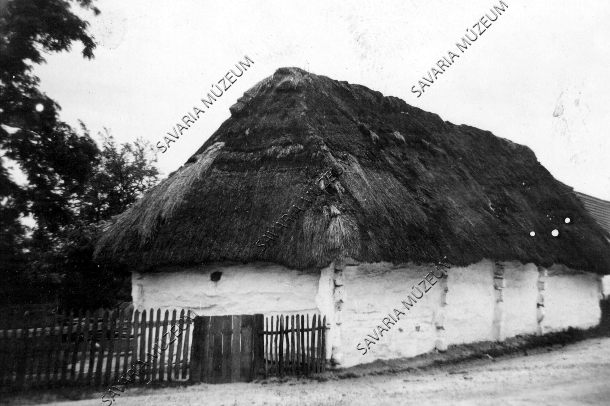 Szalmás, boronás, régi ház (Savaria Megyei Hatókörű Városi Múzeum, Szombathely CC BY-NC-SA)