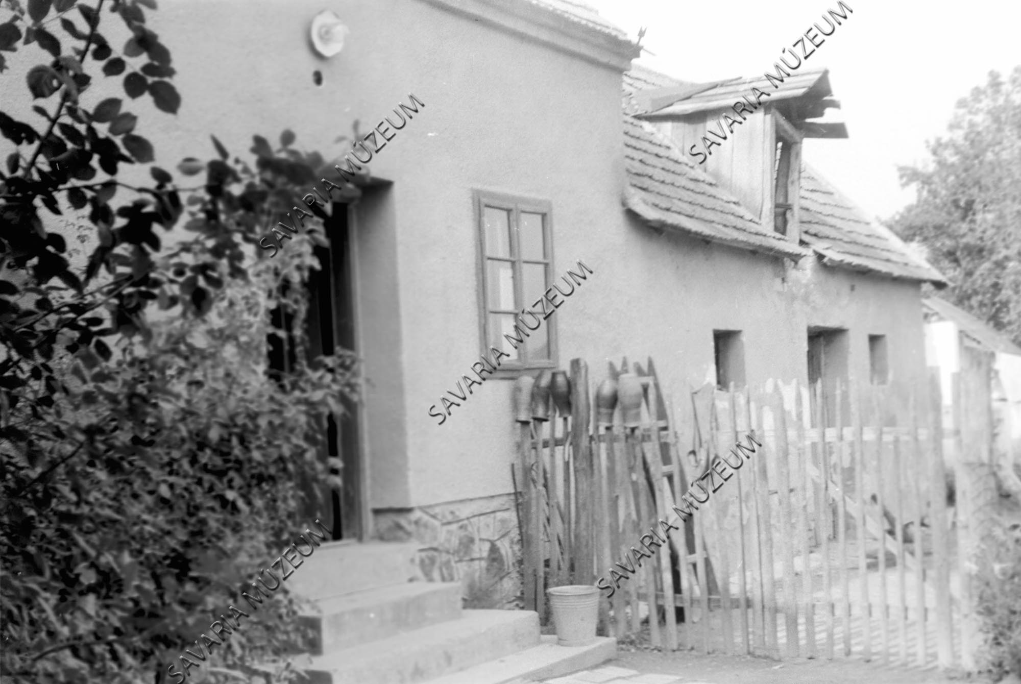 Köcsögök a kerítésen (Savaria Megyei Hatókörű Városi Múzeum, Szombathely CC BY-NC-SA)