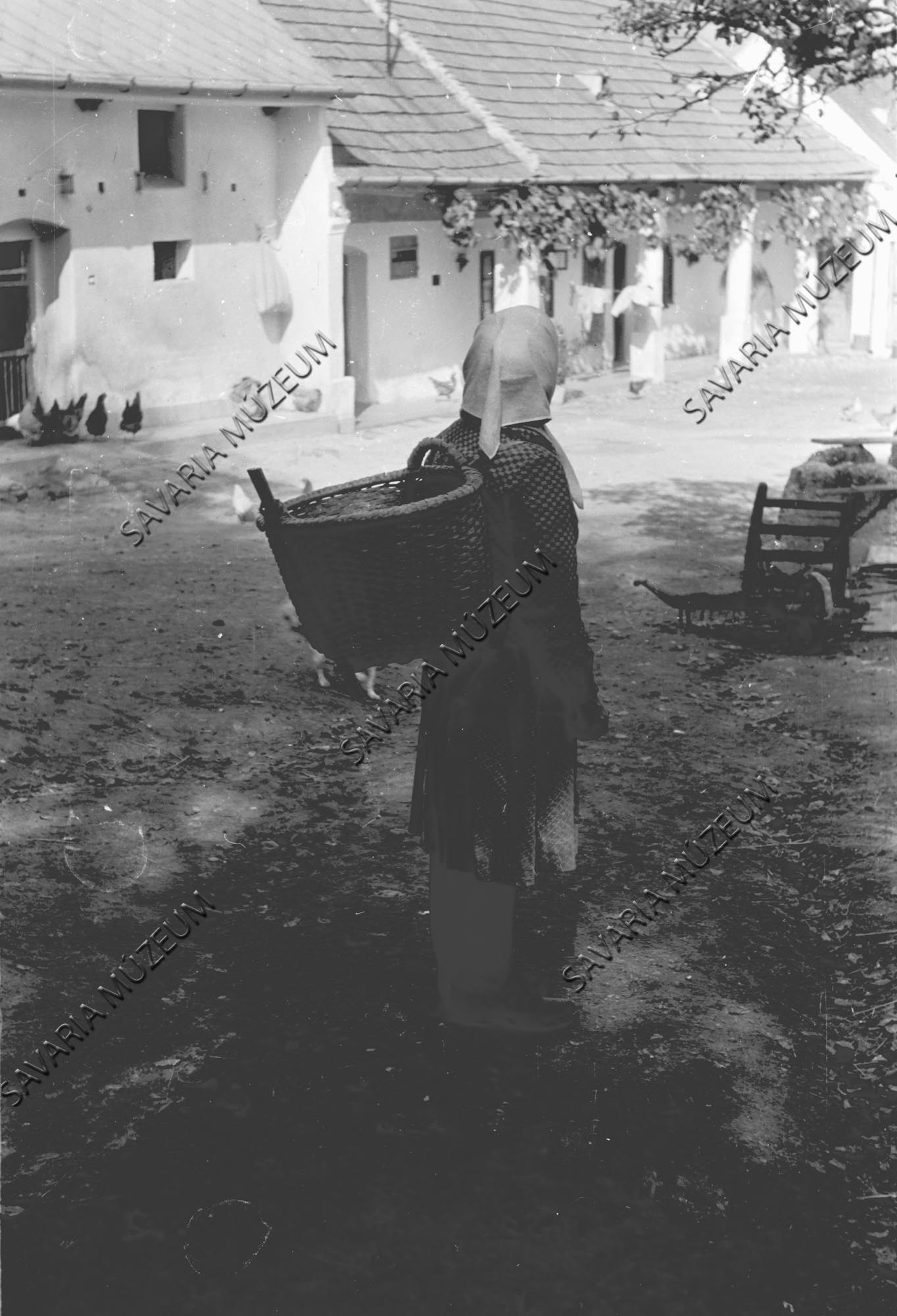 Asszony hátaskosárral és tornác (Savaria Megyei Hatókörű Városi Múzeum, Szombathely CC BY-NC-SA)