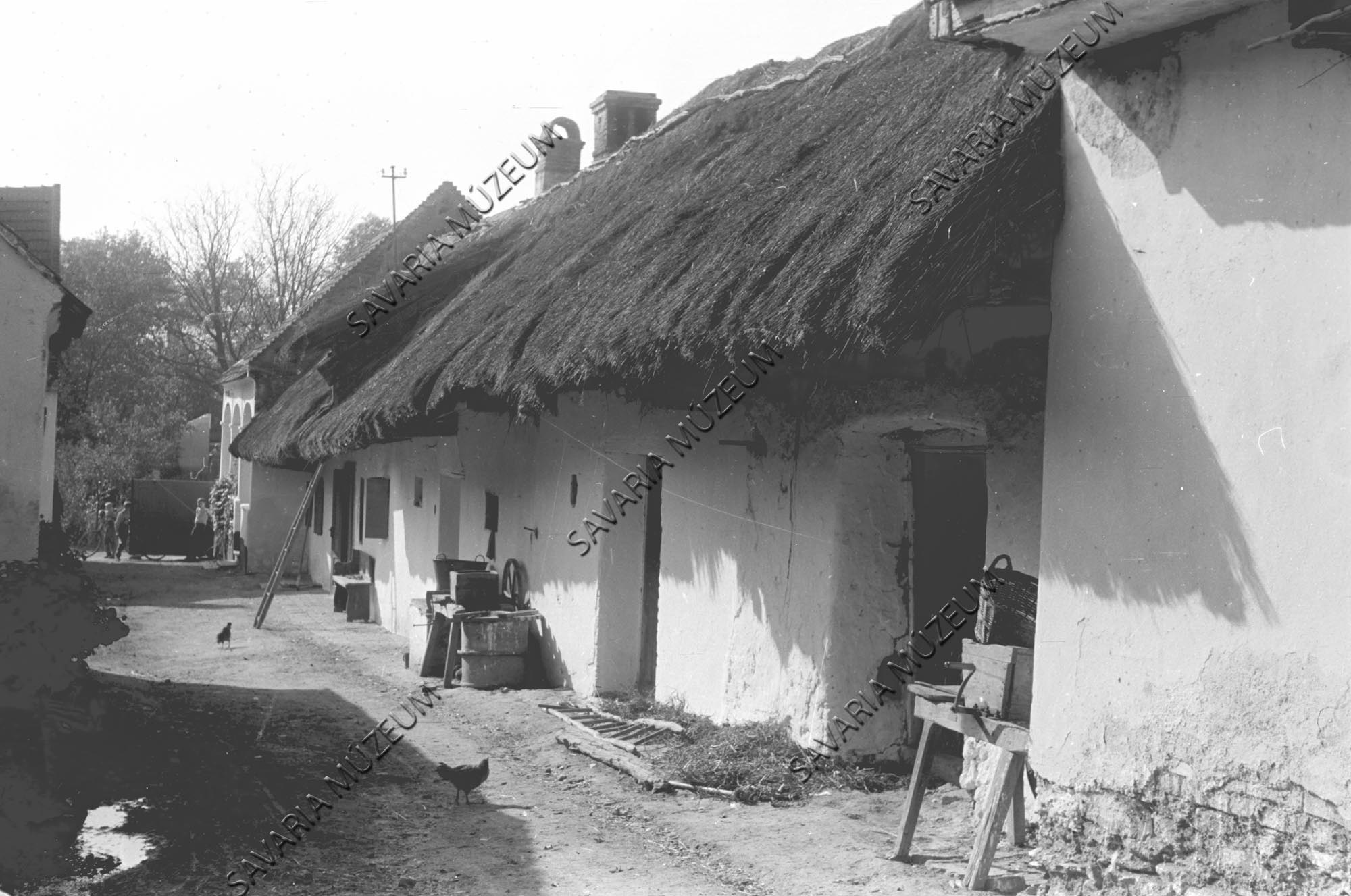Házrészlet, répavágók és pad (Savaria Megyei Hatókörű Városi Múzeum, Szombathely CC BY-NC-SA)