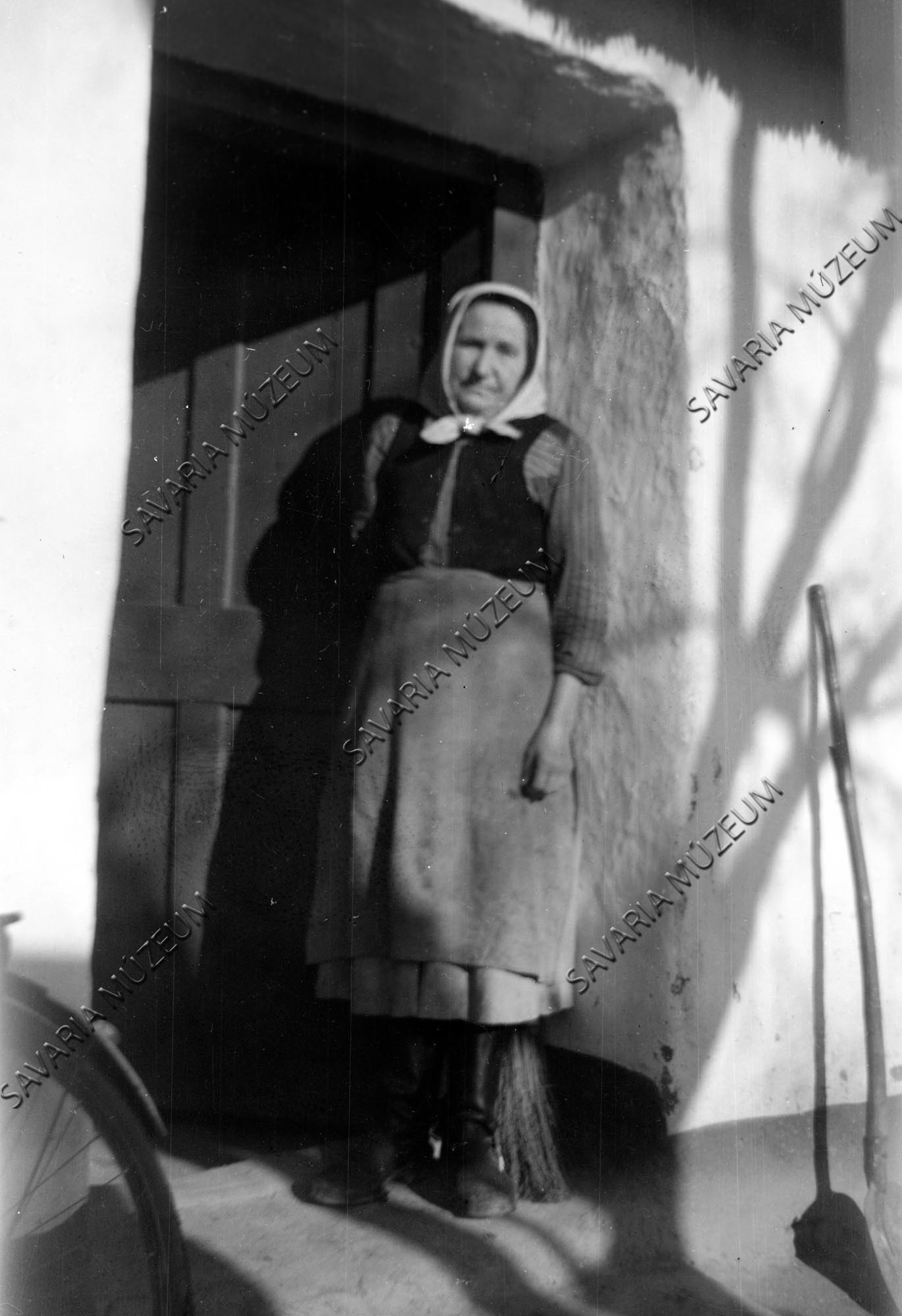 Falusi öregasszony (Savaria Megyei Hatókörű Városi Múzeum, Szombathely CC BY-NC-SA)