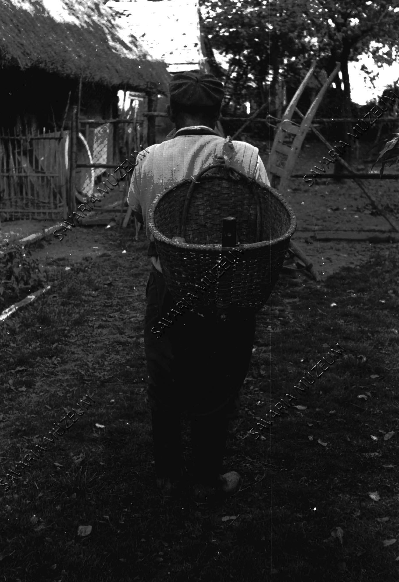Férfi hátaskosárral (Savaria Megyei Hatókörű Városi Múzeum, Szombathely CC BY-NC-SA)