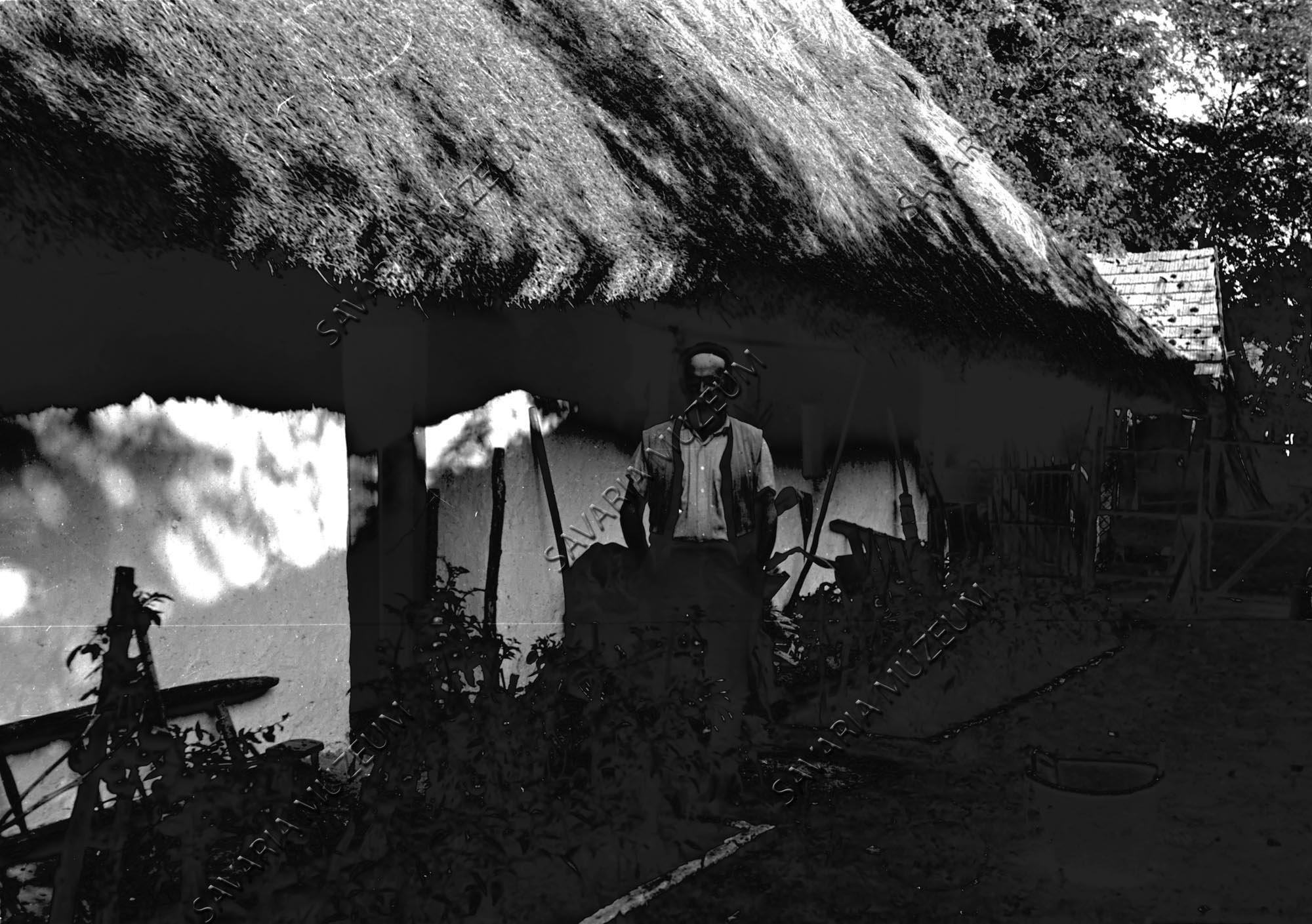Ház udvar felől és hátaskosár (Savaria Megyei Hatókörű Városi Múzeum, Szombathely CC BY-NC-SA)