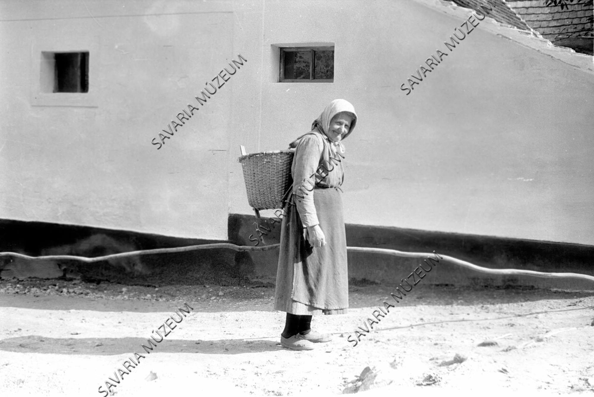Asszony hátaskosárral (Savaria Megyei Hatókörű Városi Múzeum, Szombathely CC BY-NC-SA)