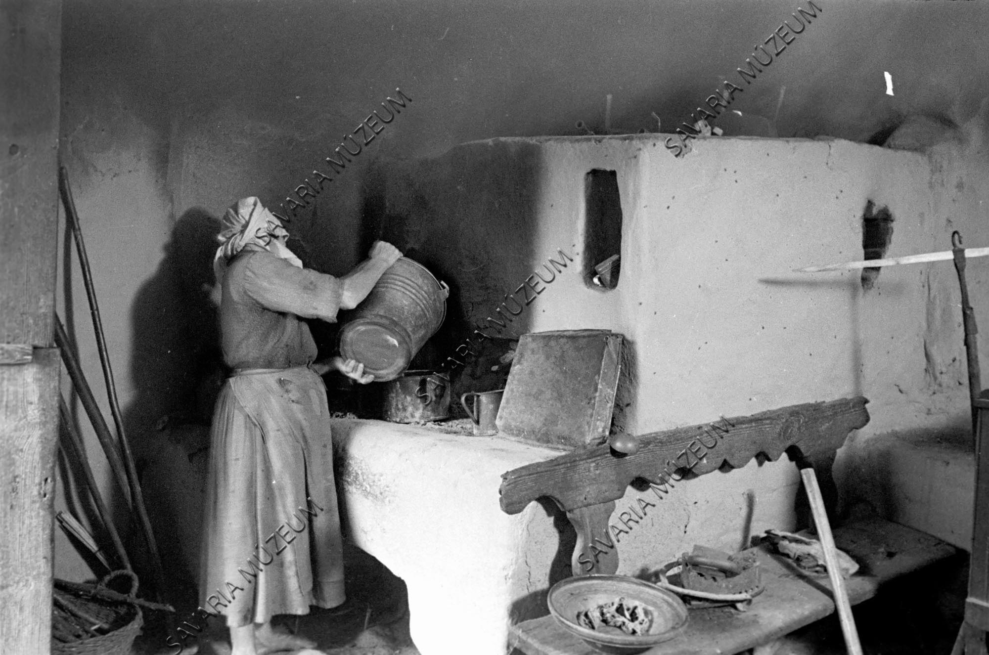 Főzés a füstös kemencén (Savaria Megyei Hatókörű Városi Múzeum, Szombathely CC BY-NC-SA)