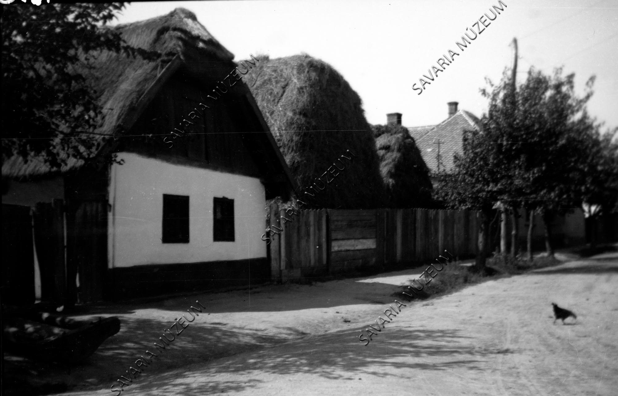 Zsuppos ház, szalmakazal, asztag egymás mellett. (Savaria Megyei Hatókörű Városi Múzeum, Szombathely CC BY-NC-SA)