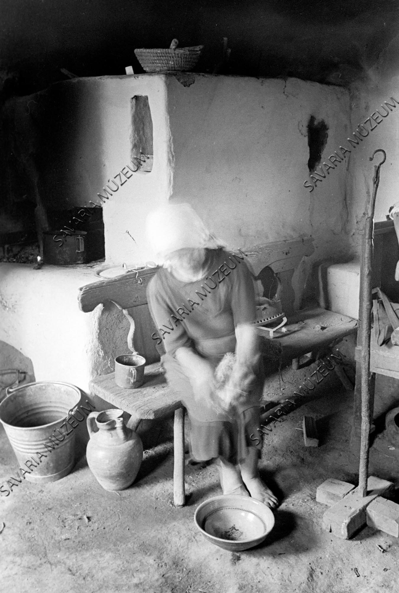 Tomaskó néni főz és csirkét vág (Savaria Megyei Hatókörű Városi Múzeum, Szombathely CC BY-NC-SA)