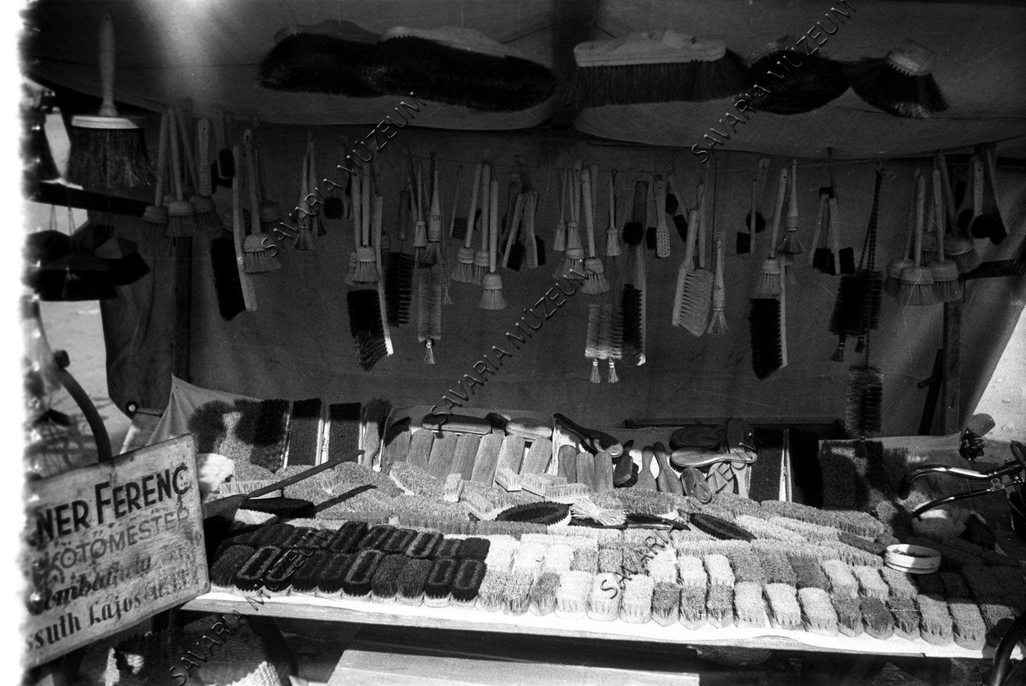 Kefeféleségek árusítása a piacon (Savaria Megyei Hatókörű Városi Múzeum, Szombathely CC BY-NC-SA)
