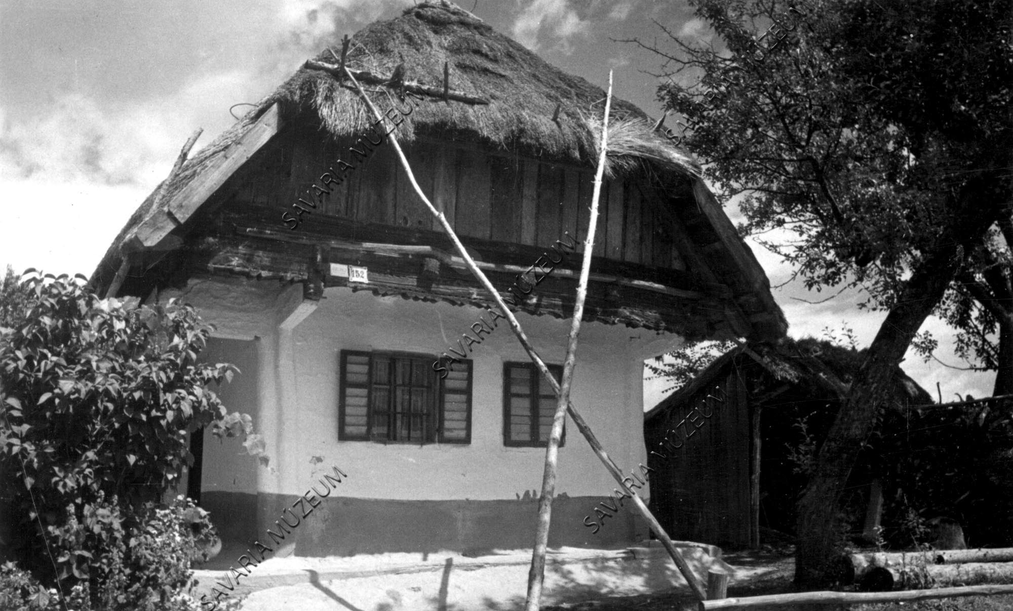 Zsuppos ház eleje rudakkal (Savaria Megyei Hatókörű Városi Múzeum, Szombathely CC BY-NC-SA)