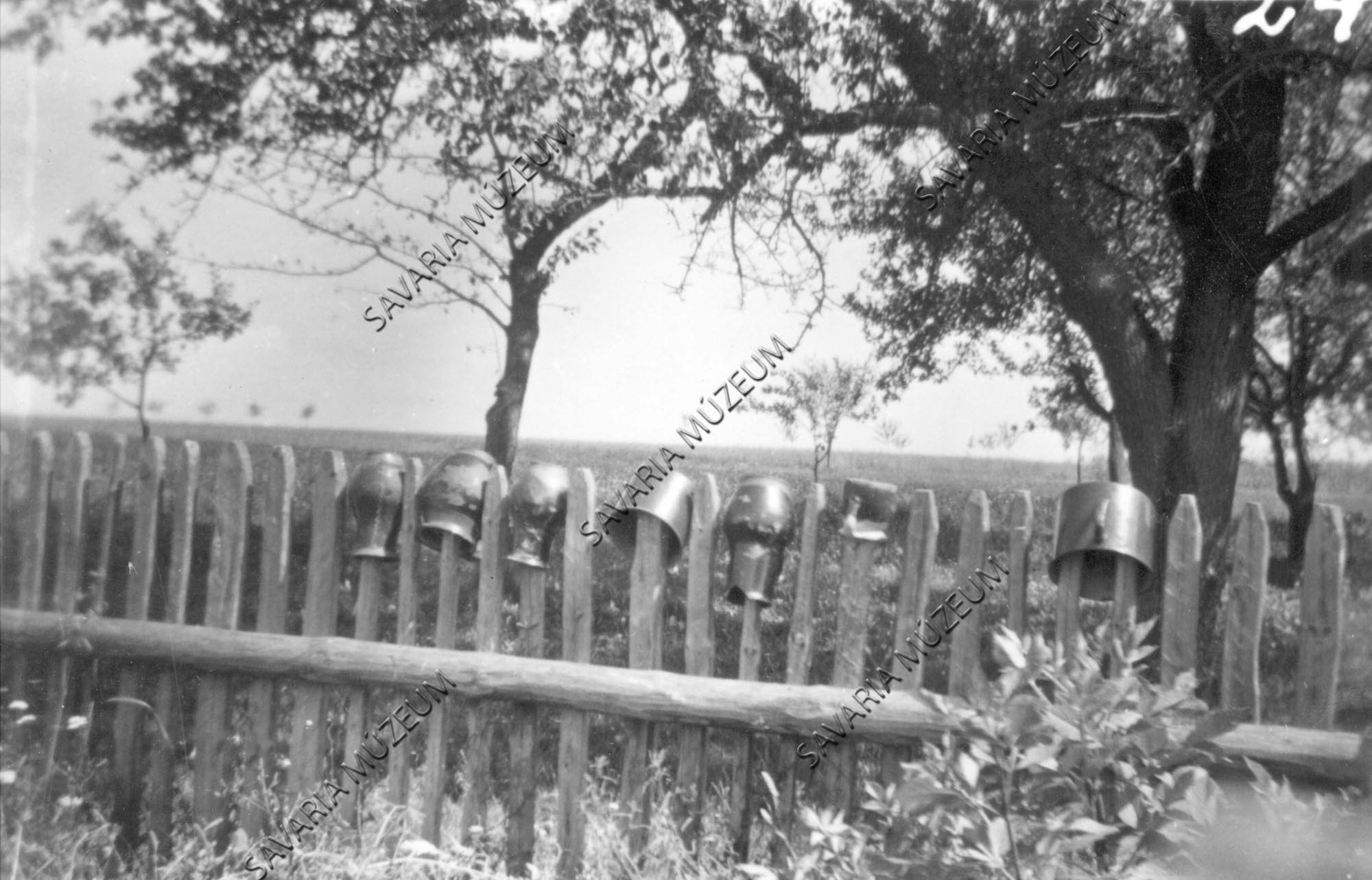 Fazekak a kerítésen (Savaria Megyei Hatókörű Városi Múzeum, Szombathely CC BY-NC-SA)