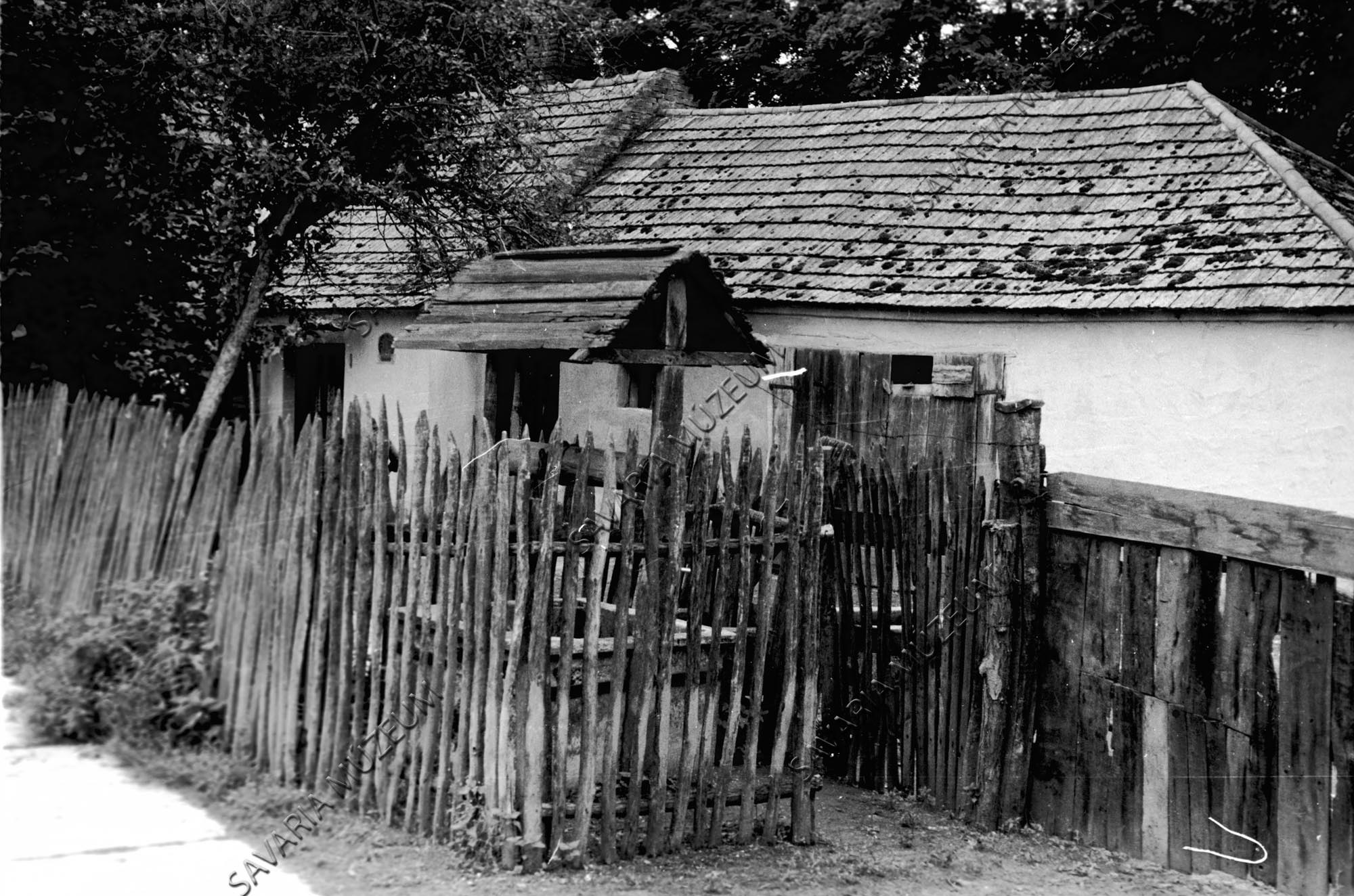 Kút kerítéssel (Savaria Megyei Hatókörű Városi Múzeum, Szombathely CC BY-NC-SA)