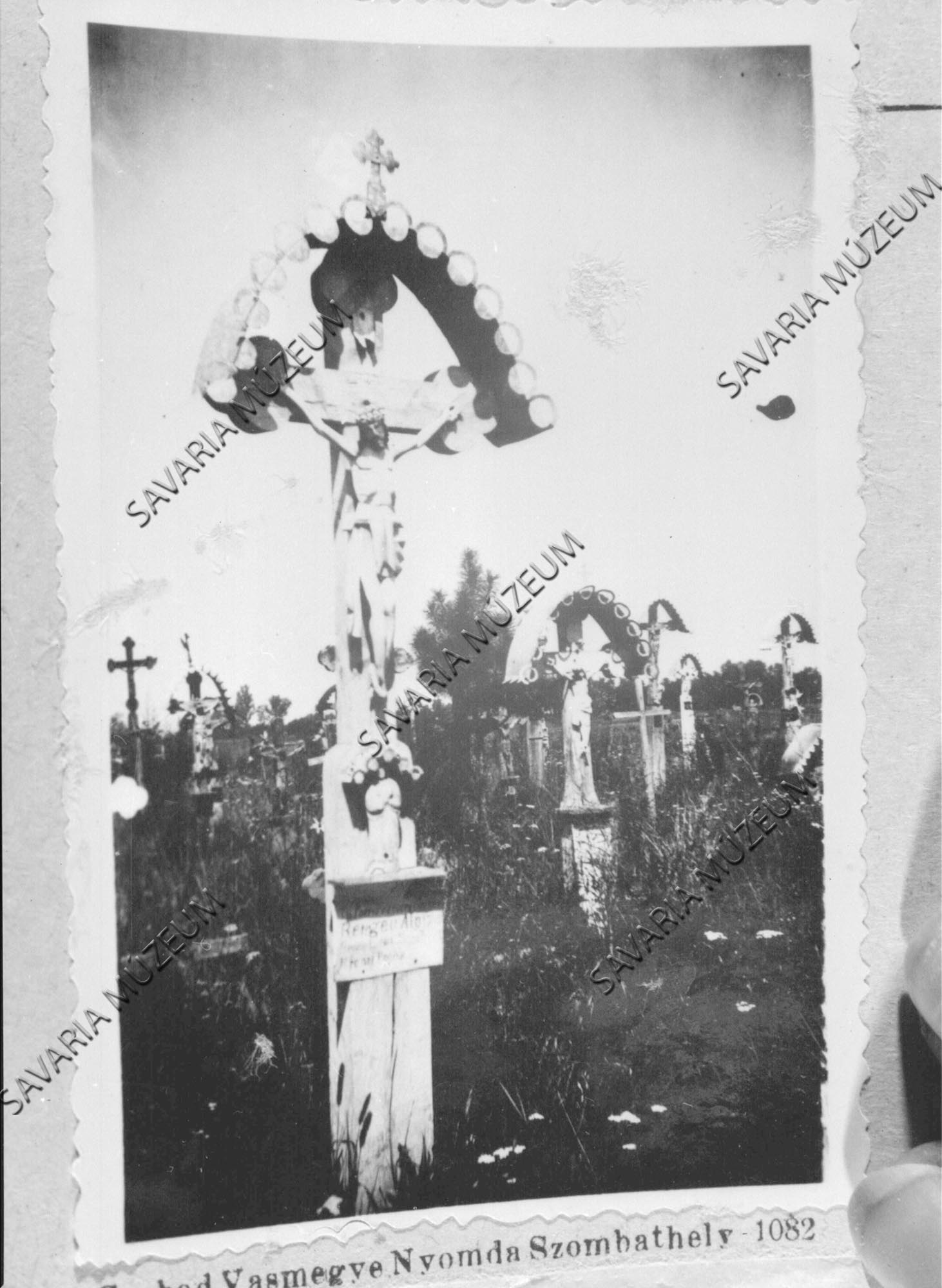 Fejfák a hársligeti temetőből (Savaria Megyei Hatókörű Városi Múzeum, Szombathely CC BY-NC-SA)