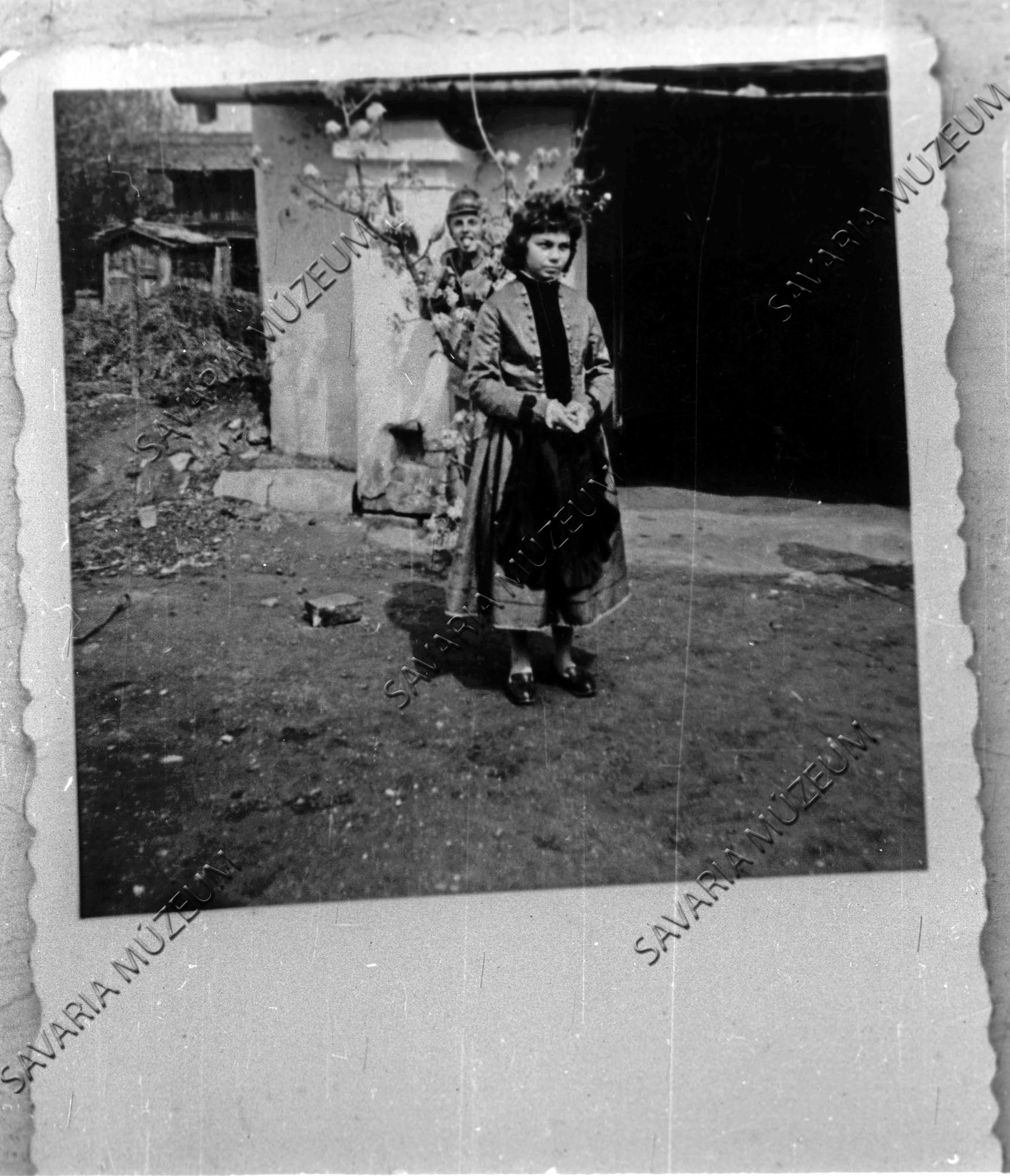 Kislány régi viseletben (Savaria Megyei Hatókörű Városi Múzeum, Szombathely CC BY-NC-SA)