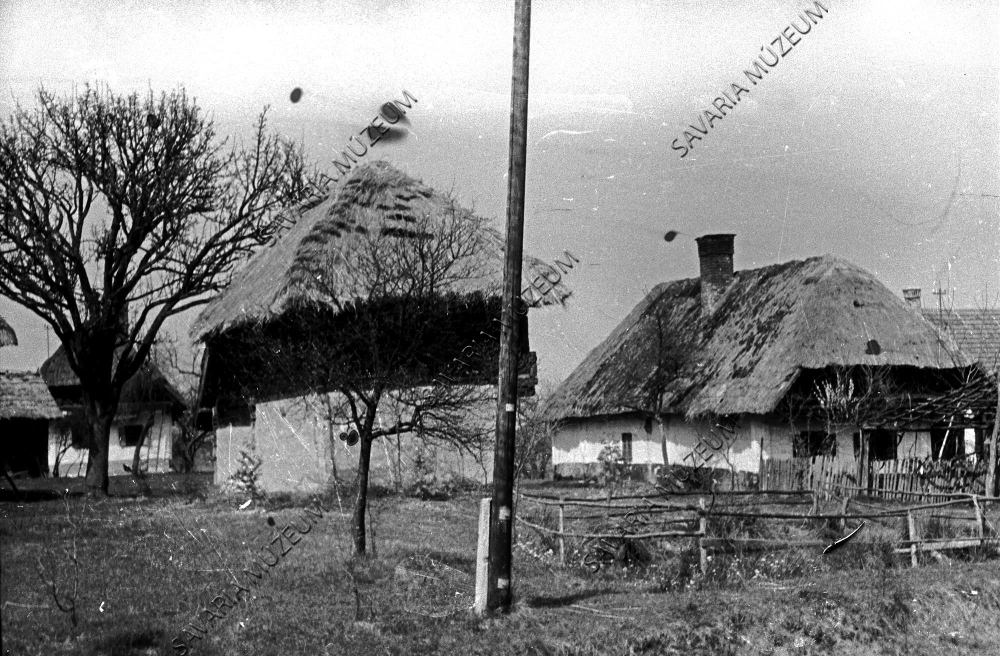 Emeletes kástu , házak és tóka (Savaria Megyei Hatókörű Városi Múzeum, Szombathely CC BY-NC-SA)