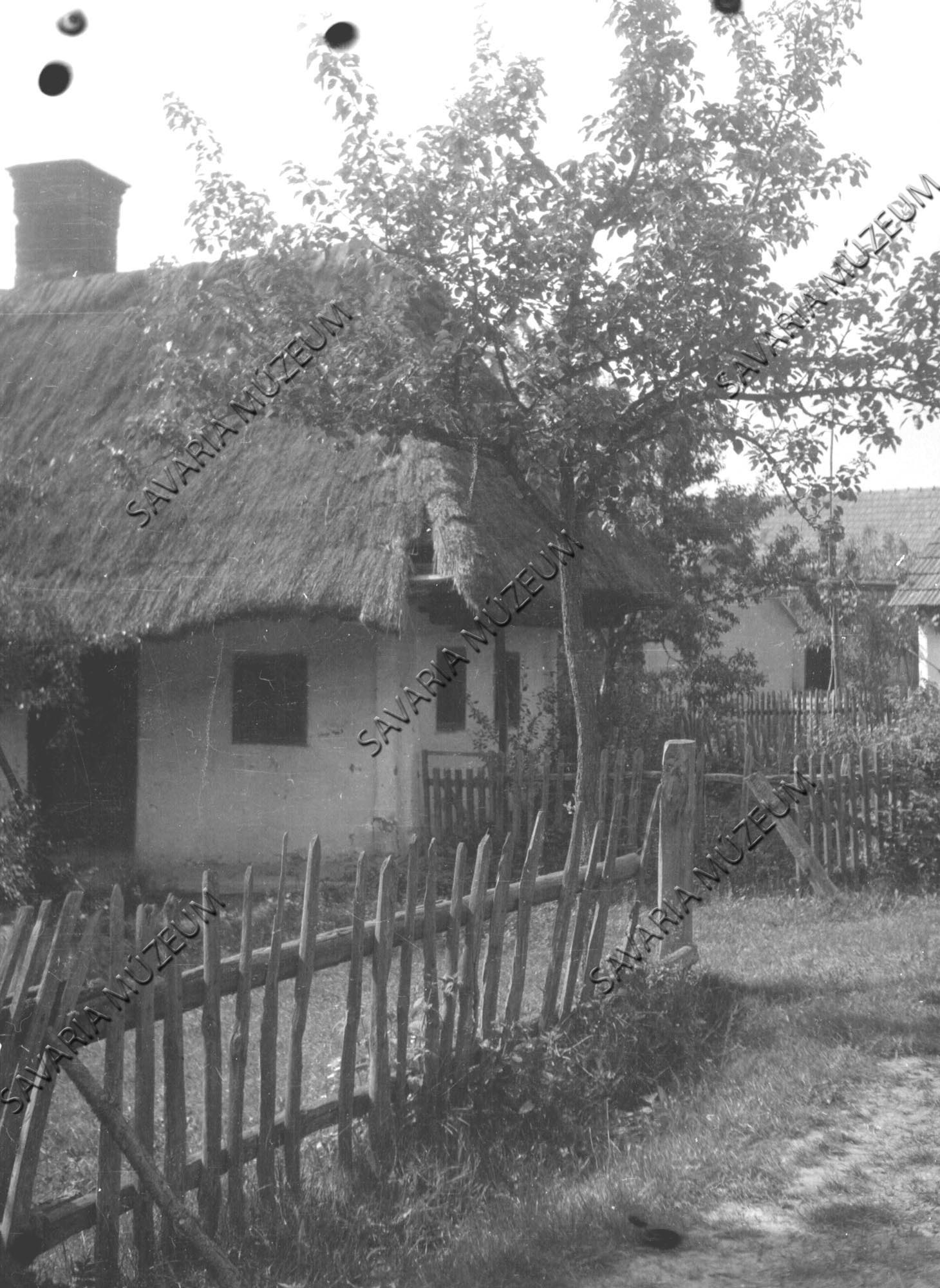 Boronaház eleje kerítéssel (Savaria Megyei Hatókörű Városi Múzeum, Szombathely CC BY-NC-SA)