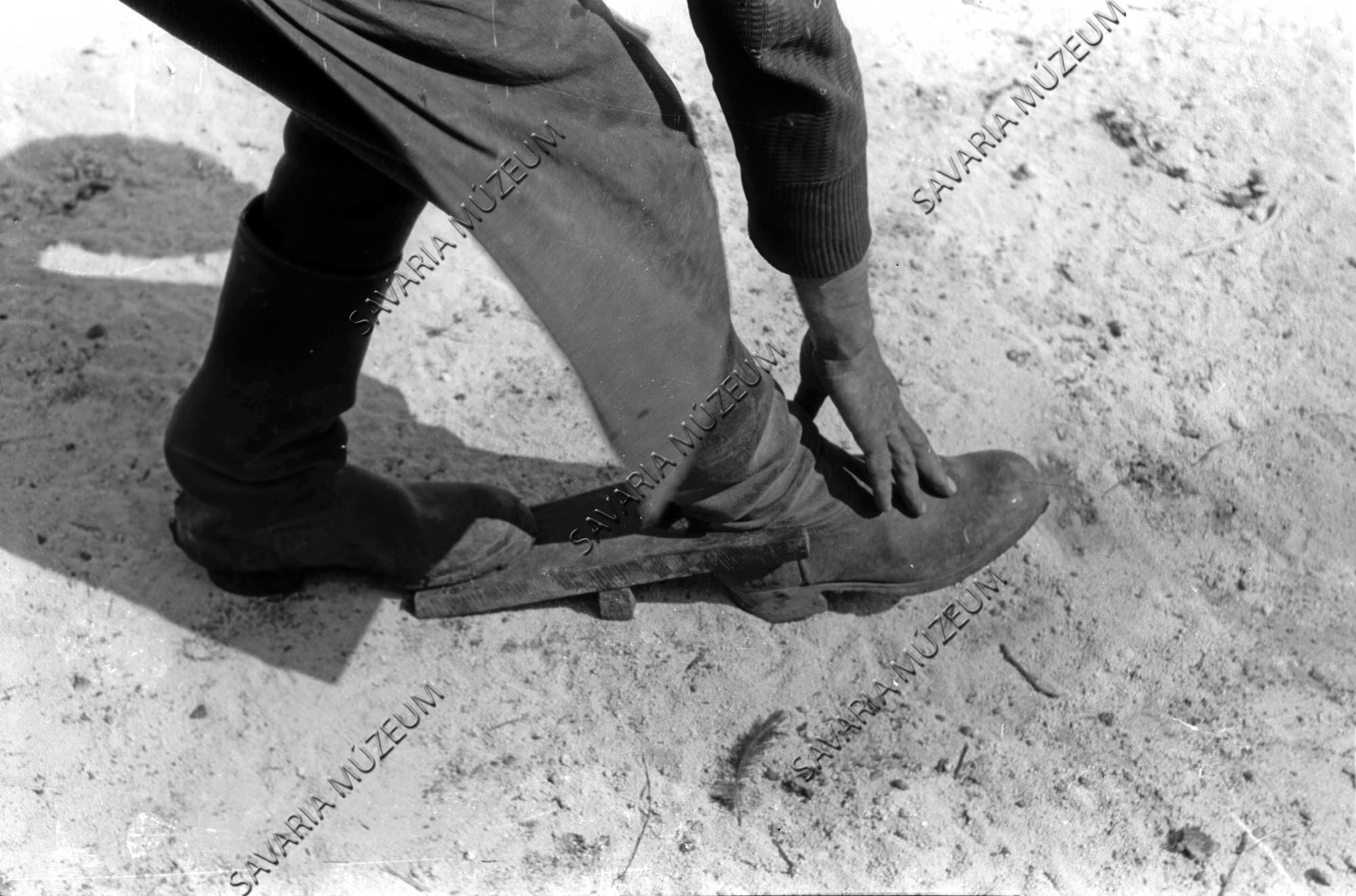 Csizma lehúzása "szógá"-val (Savaria Megyei Hatókörű Városi Múzeum, Szombathely CC BY-NC-SA)