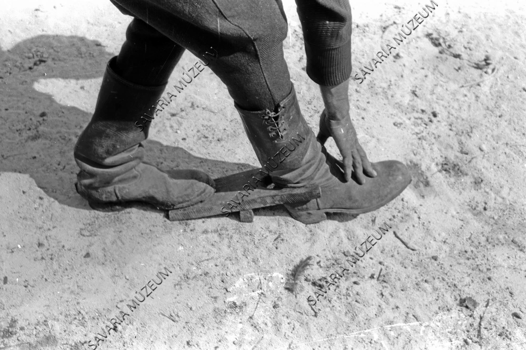 Csizma lehúzása "szogá"-val (Savaria Megyei Hatókörű Városi Múzeum, Szombathely CC BY-NC-SA)