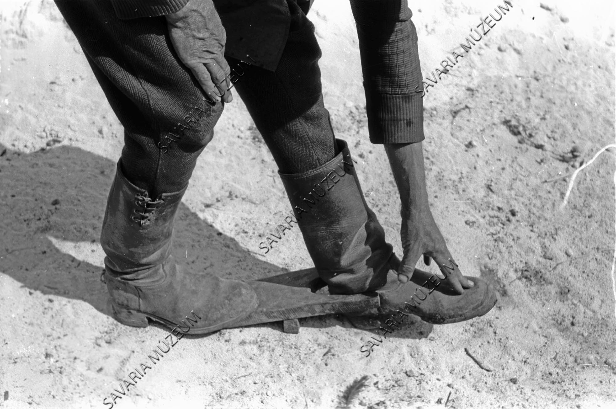 Csizma lehúzása"szógá"-val (Savaria Megyei Hatókörű Városi Múzeum, Szombathely CC BY-NC-SA)