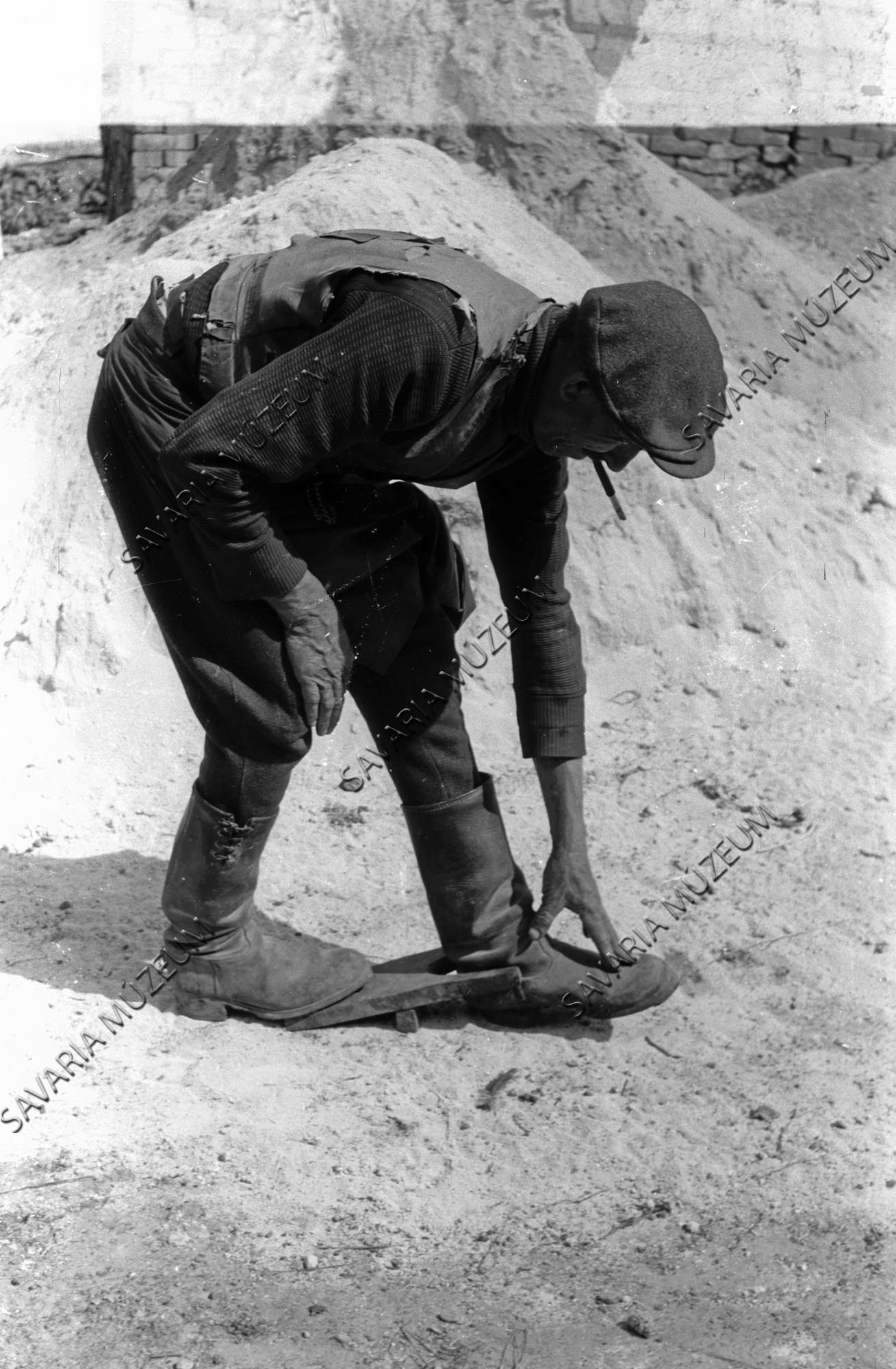 Csizma lehúzása "szógá"-val (Savaria Megyei Hatókörű Városi Múzeum, Szombathely CC BY-NC-SA)