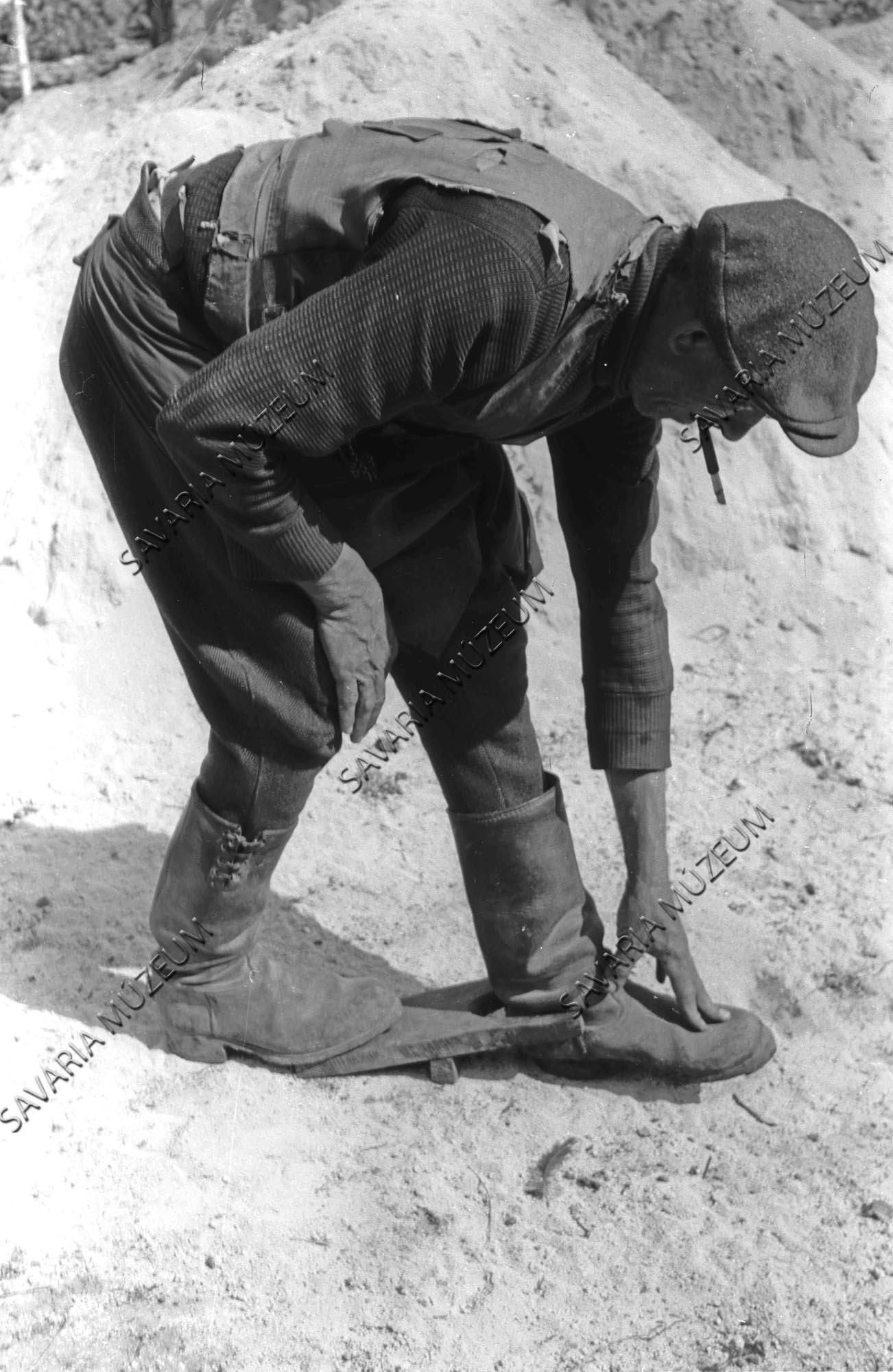 Csizma lehúzása "szógó"-val (Savaria Megyei Hatókörű Városi Múzeum, Szombathely CC BY-NC-SA)
