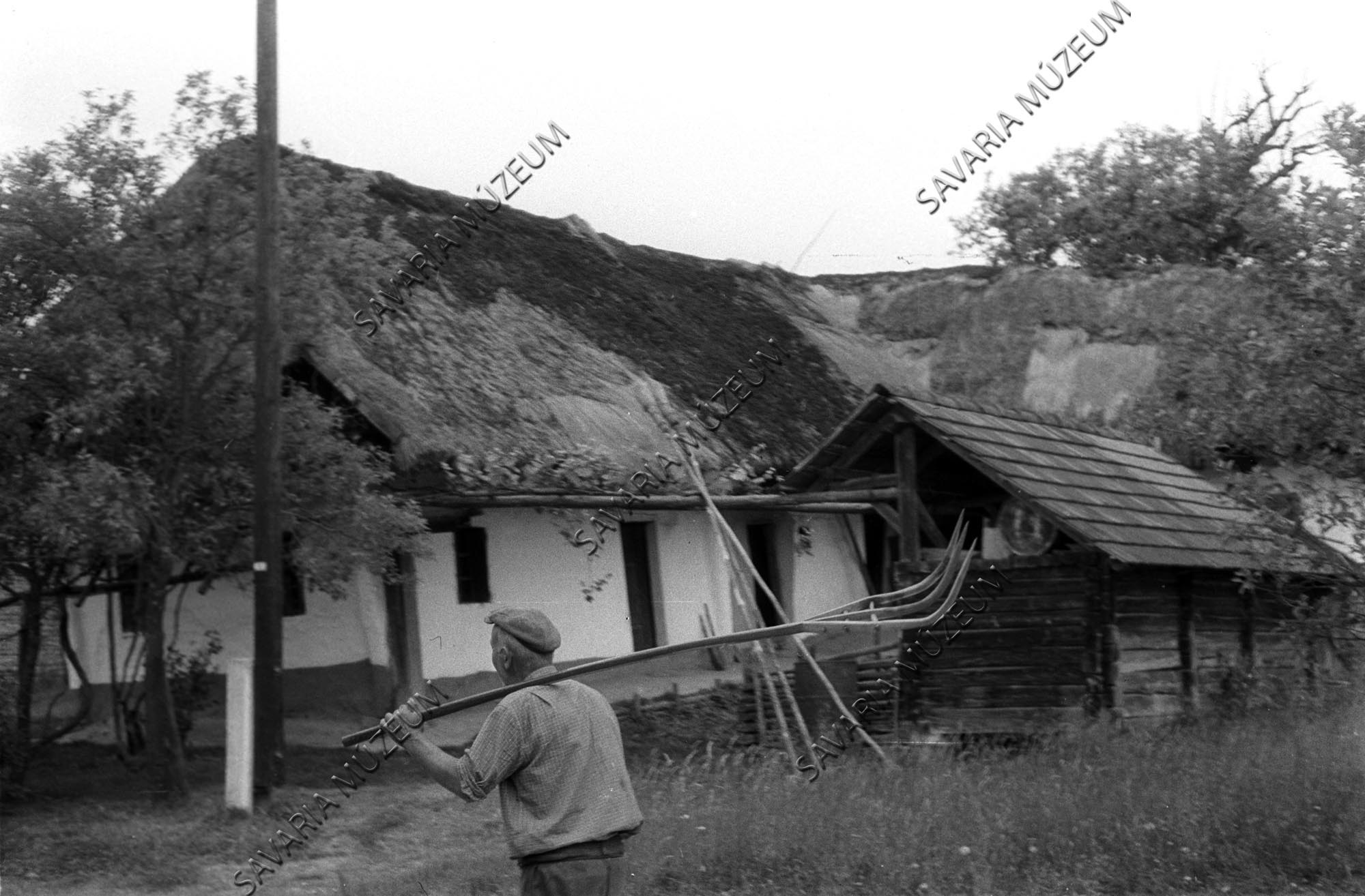 Ház , ól és ember villával (Savaria Megyei Hatókörű Városi Múzeum, Szombathely CC BY-NC-SA)